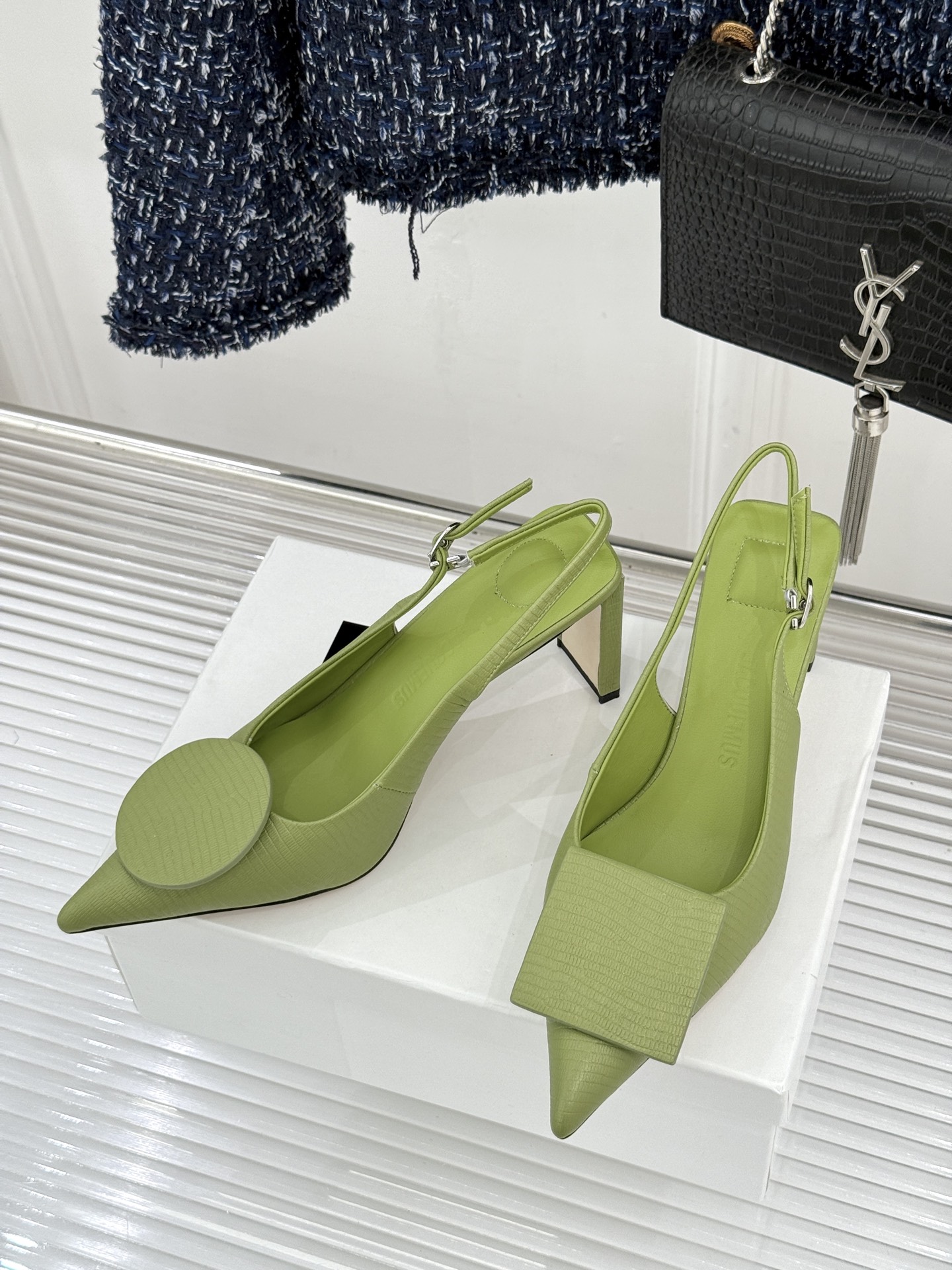 JACQUES经典鸳鸯扣尖头后空粗跟凉鞋以极简不对称鸳鸯扣点亮经典圆扣与方扣碰撞出高级辨识度金属哑光质感