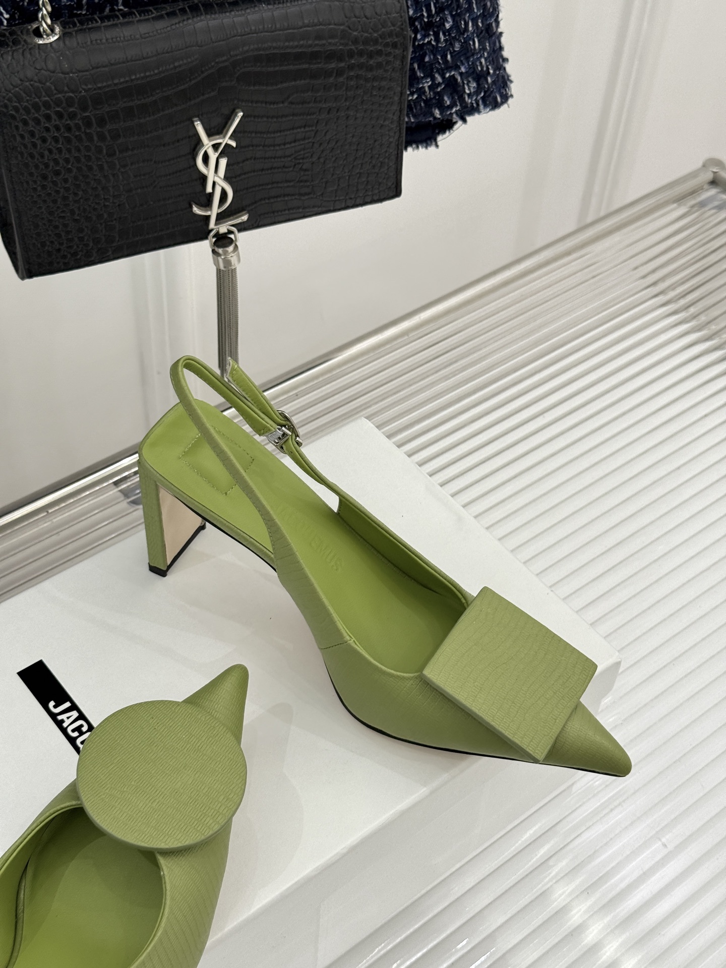 JACQUES经典鸳鸯扣尖头后空粗跟凉鞋以极简不对称鸳鸯扣点亮经典圆扣与方扣碰撞出高级辨识度金属哑光质感