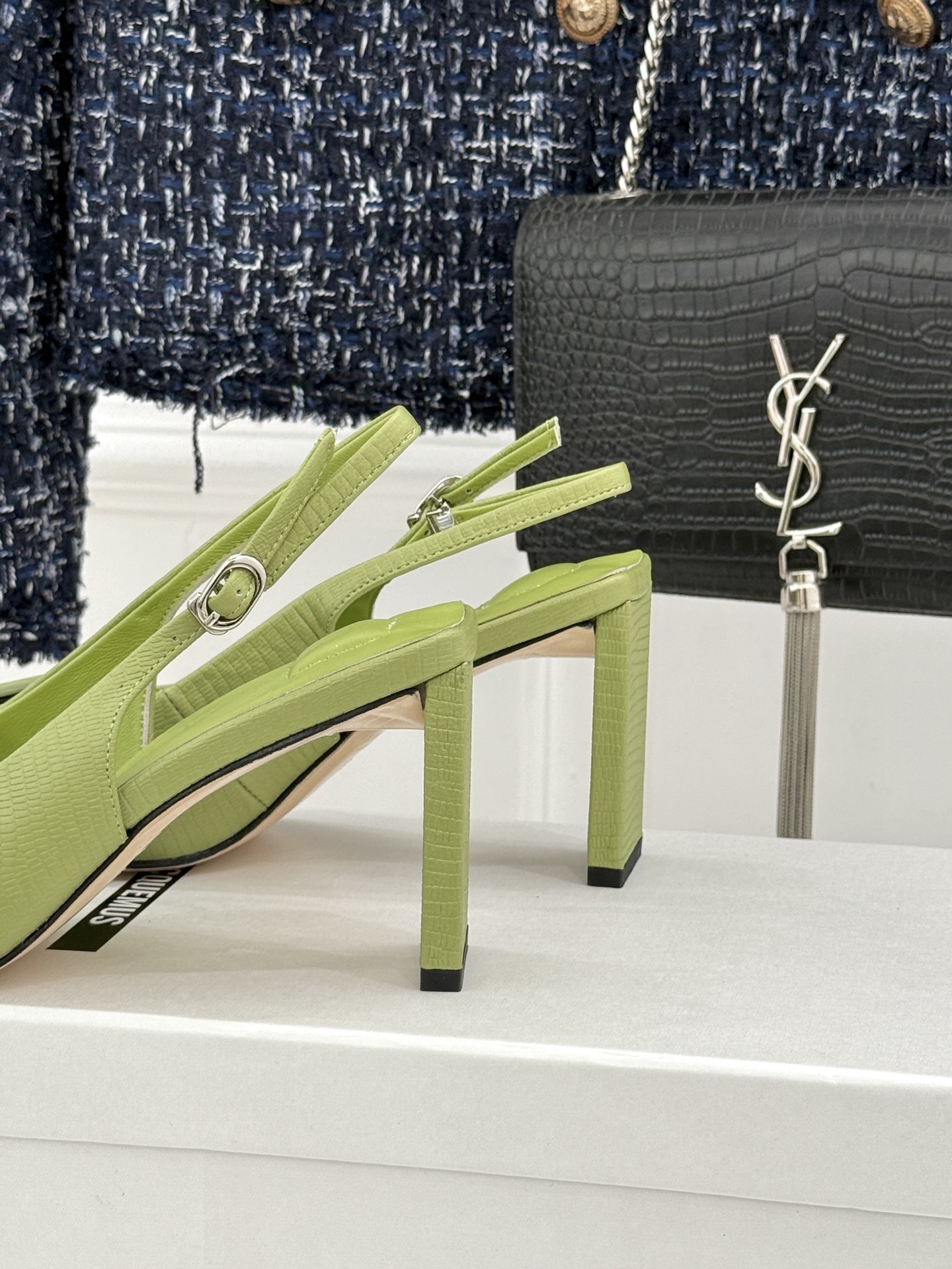 JACQUES经典鸳鸯扣尖头后空粗跟凉鞋以极简不对称鸳鸯扣点亮经典圆扣与方扣碰撞出高级辨识度金属哑光质感