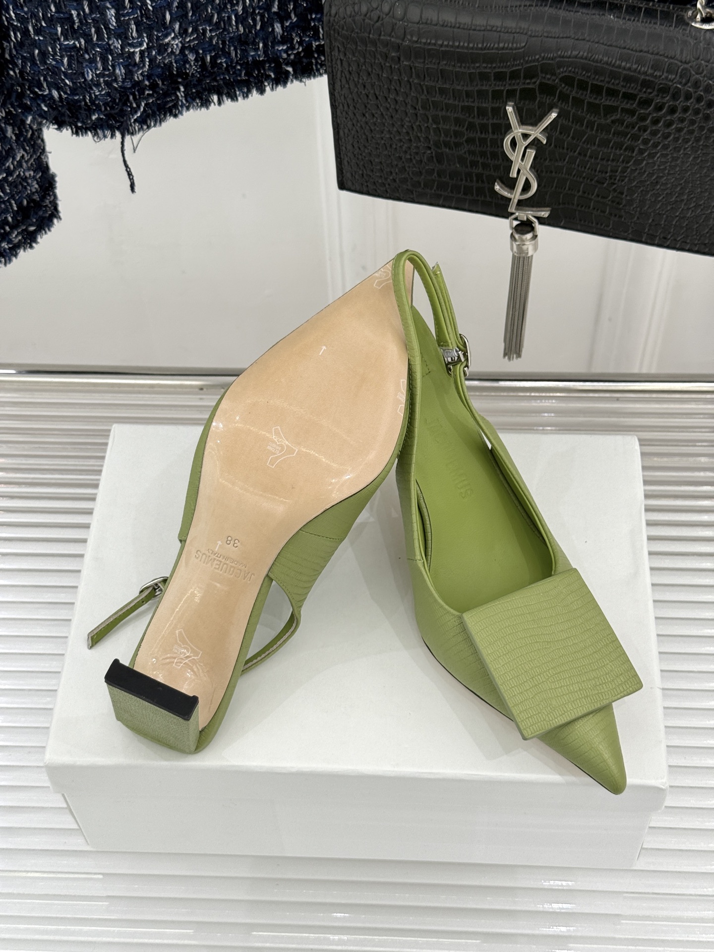 JACQUES经典鸳鸯扣尖头后空粗跟凉鞋以极简不对称鸳鸯扣点亮经典圆扣与方扣碰撞出高级辨识度金属哑光质感