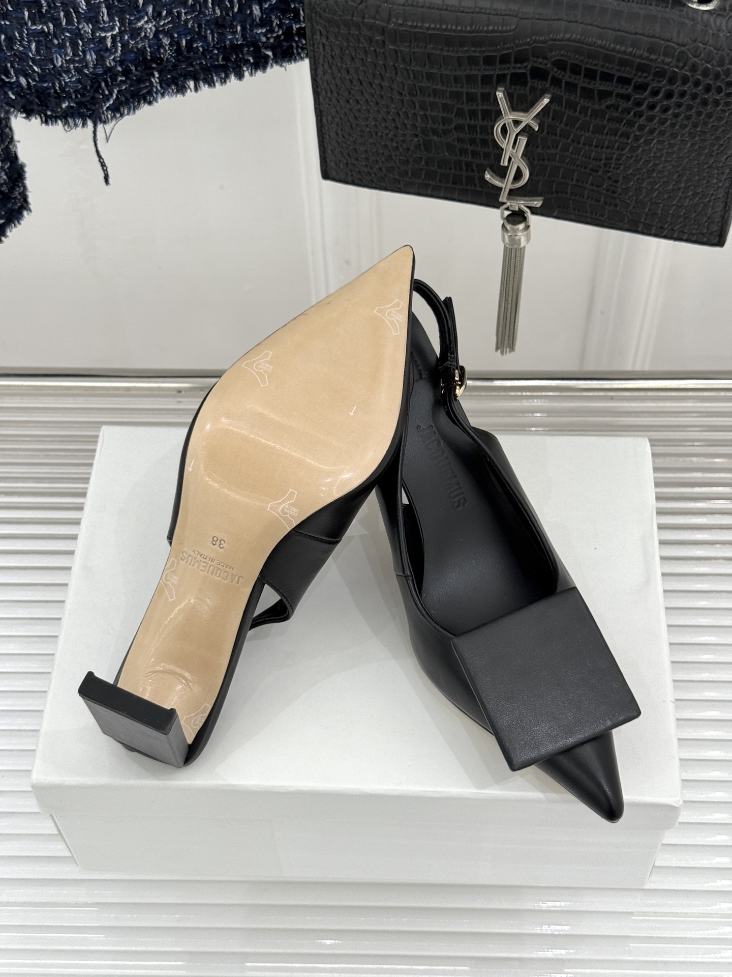 JACQUES经典鸳鸯扣尖头后空粗跟凉鞋以极简不对称鸳鸯扣点亮经典圆扣与方扣碰撞出高级辨识度金属哑光质感