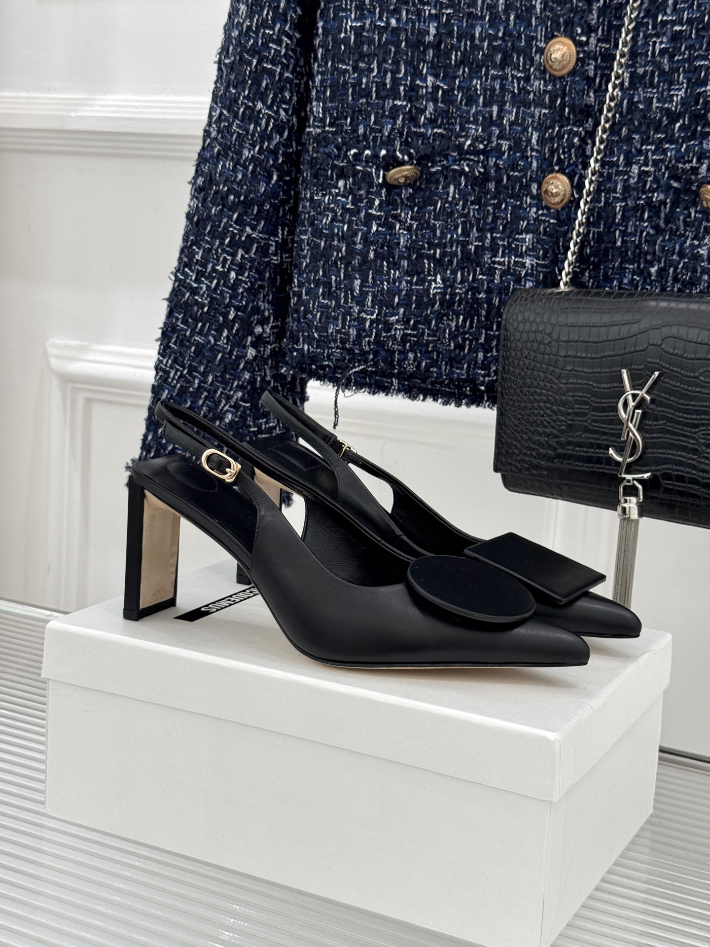 JACQUES经典鸳鸯扣尖头后空粗跟凉鞋以极简不对称鸳鸯扣点亮经典圆扣与方扣碰撞出高级辨识度金属哑光质感