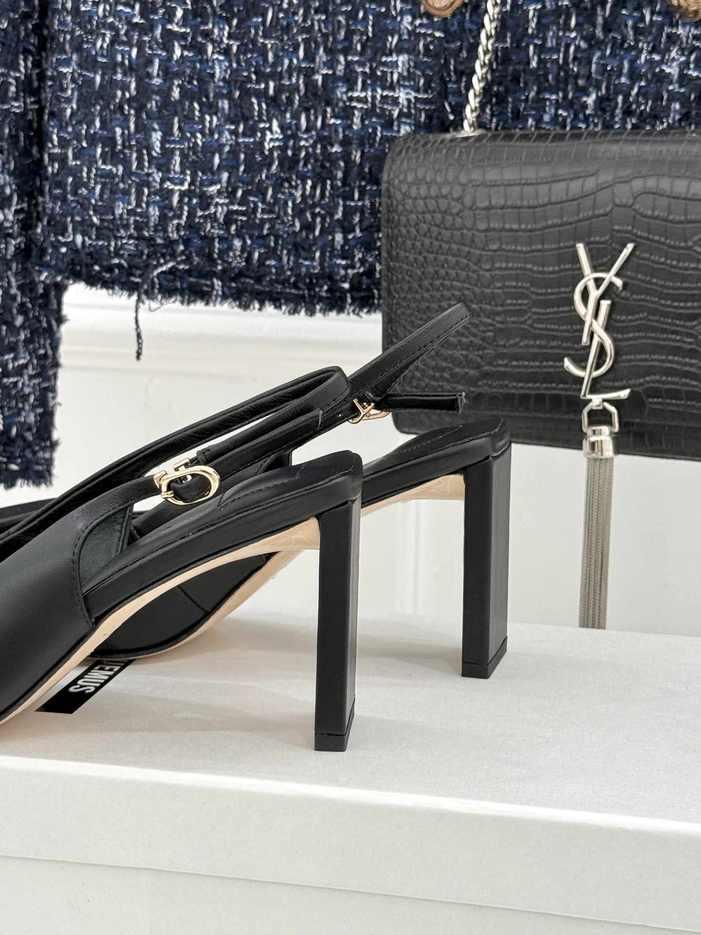 JACQUES经典鸳鸯扣尖头后空粗跟凉鞋以极简不对称鸳鸯扣点亮经典圆扣与方扣碰撞出高级辨识度金属哑光质感