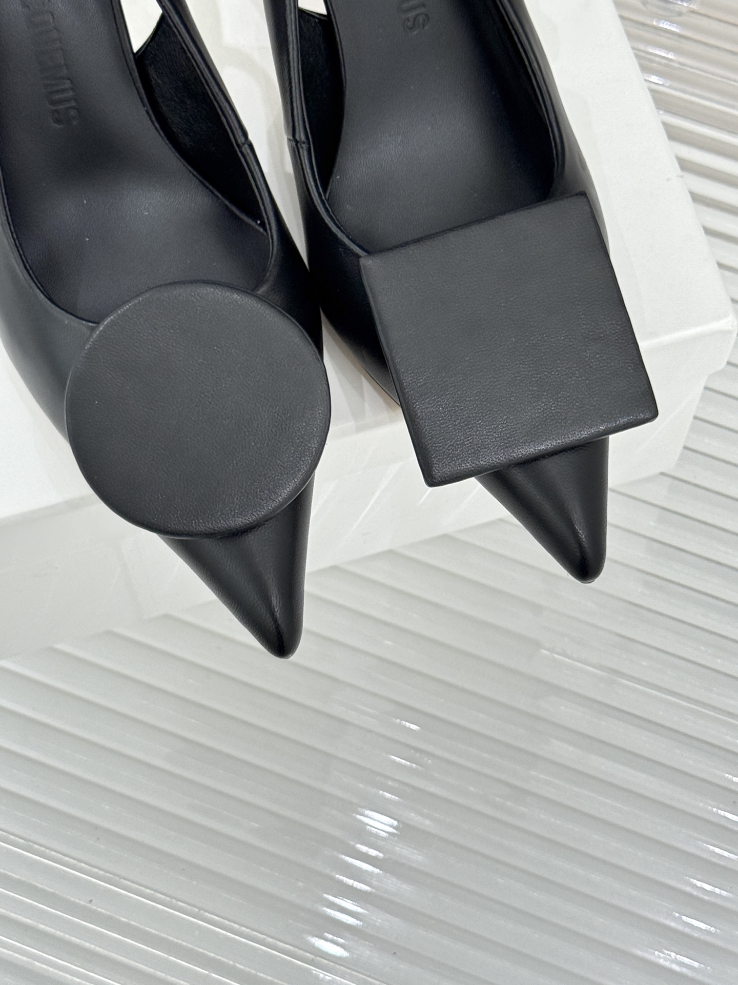 JACQUES经典鸳鸯扣尖头后空粗跟凉鞋以极简不对称鸳鸯扣点亮经典圆扣与方扣碰撞出高级辨识度金属哑光质感