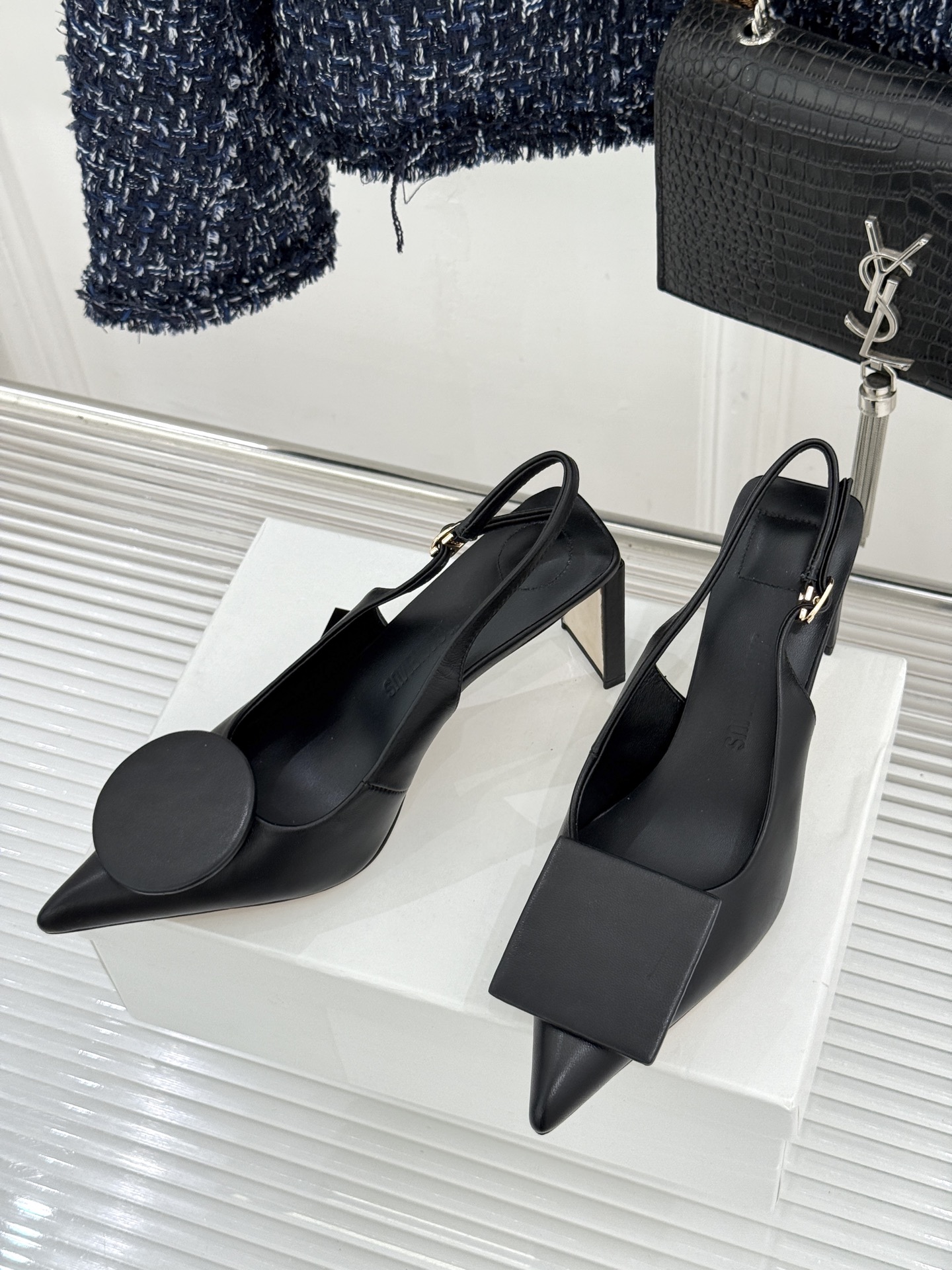 JACQUES经典鸳鸯扣尖头后空粗跟凉鞋以极简不对称鸳鸯扣点亮经典圆扣与方扣碰撞出高级辨识度金属哑光质感