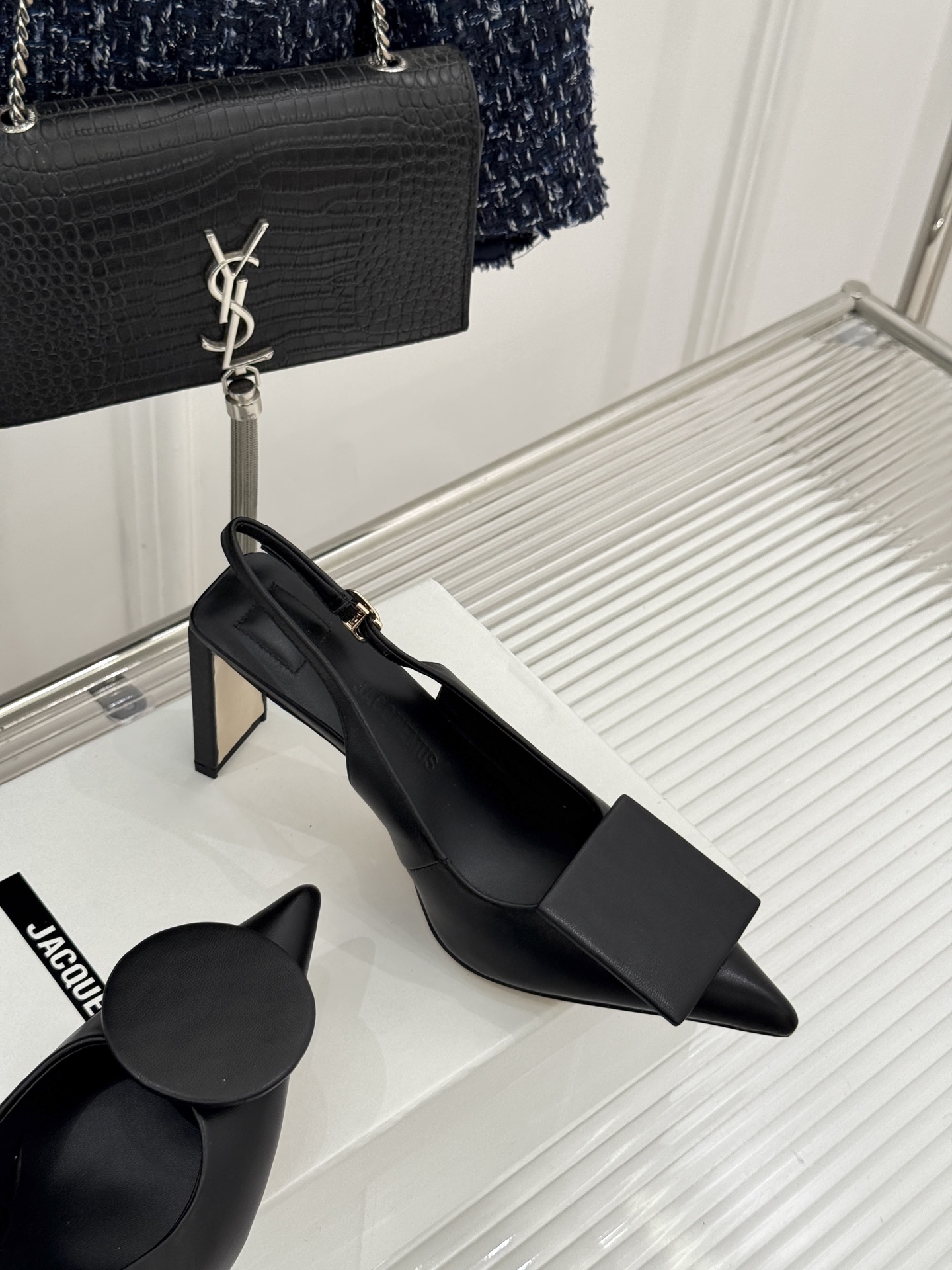 JACQUES经典鸳鸯扣尖头后空粗跟凉鞋以极简不对称鸳鸯扣点亮经典圆扣与方扣碰撞出高级辨识度金属哑光质感