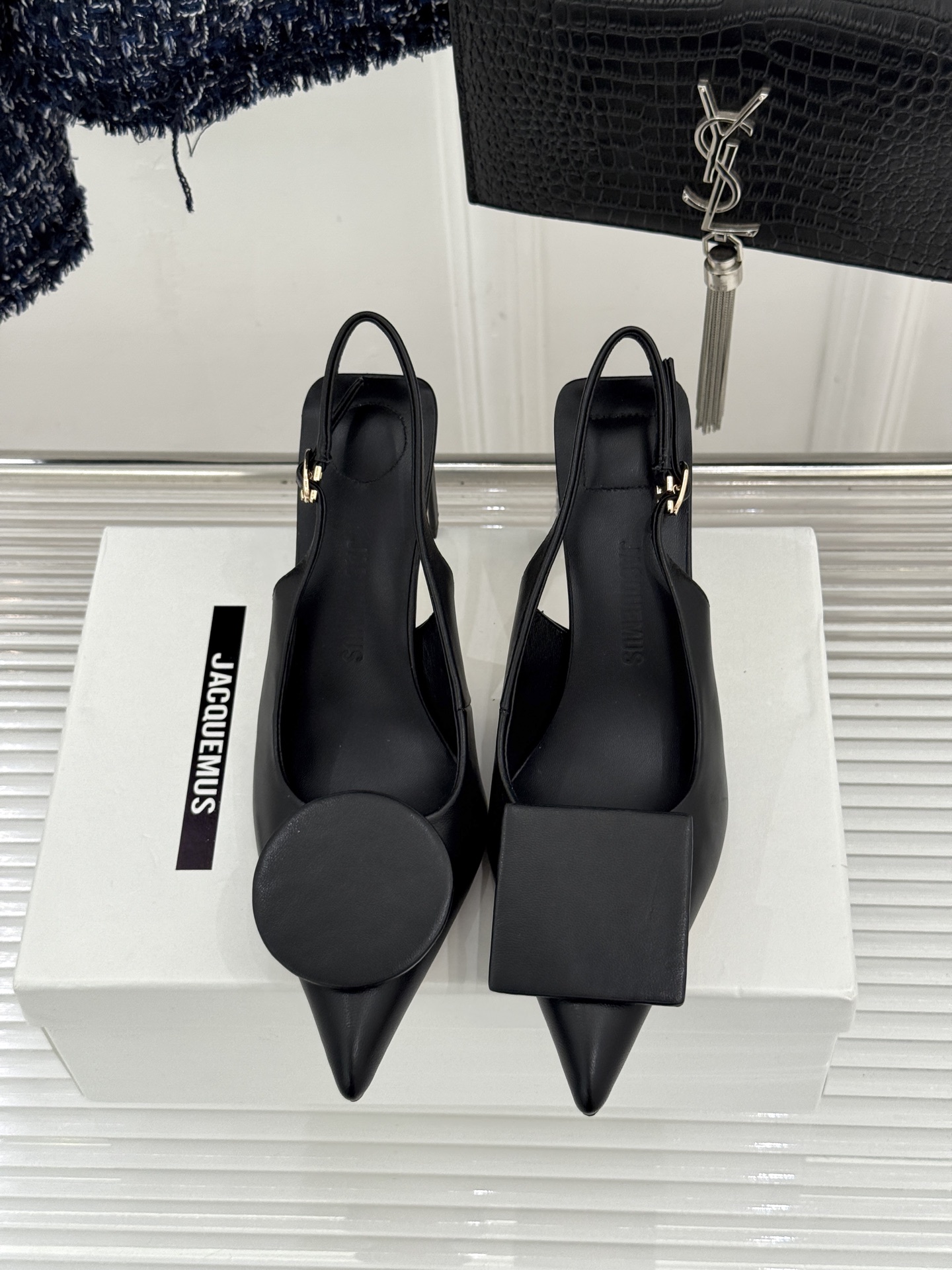 JACQUES经典鸳鸯扣尖头后空粗跟凉鞋以极简不对称鸳鸯扣点亮经典圆扣与方扣碰撞出高级辨识度金属哑光质感