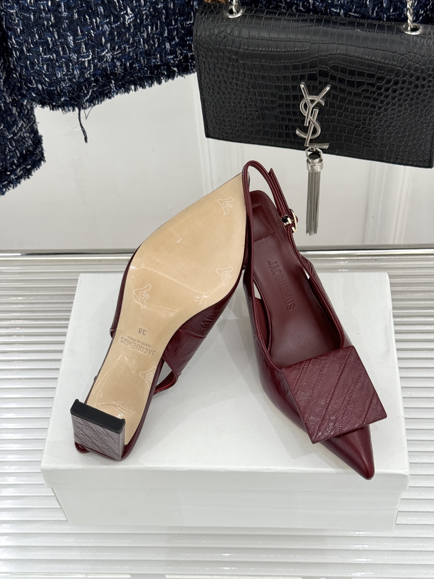 JACQUES经典鸳鸯扣尖头后空粗跟凉鞋以极简不对称鸳鸯扣点亮经典圆扣与方扣碰撞出高级辨识度金属哑光质感