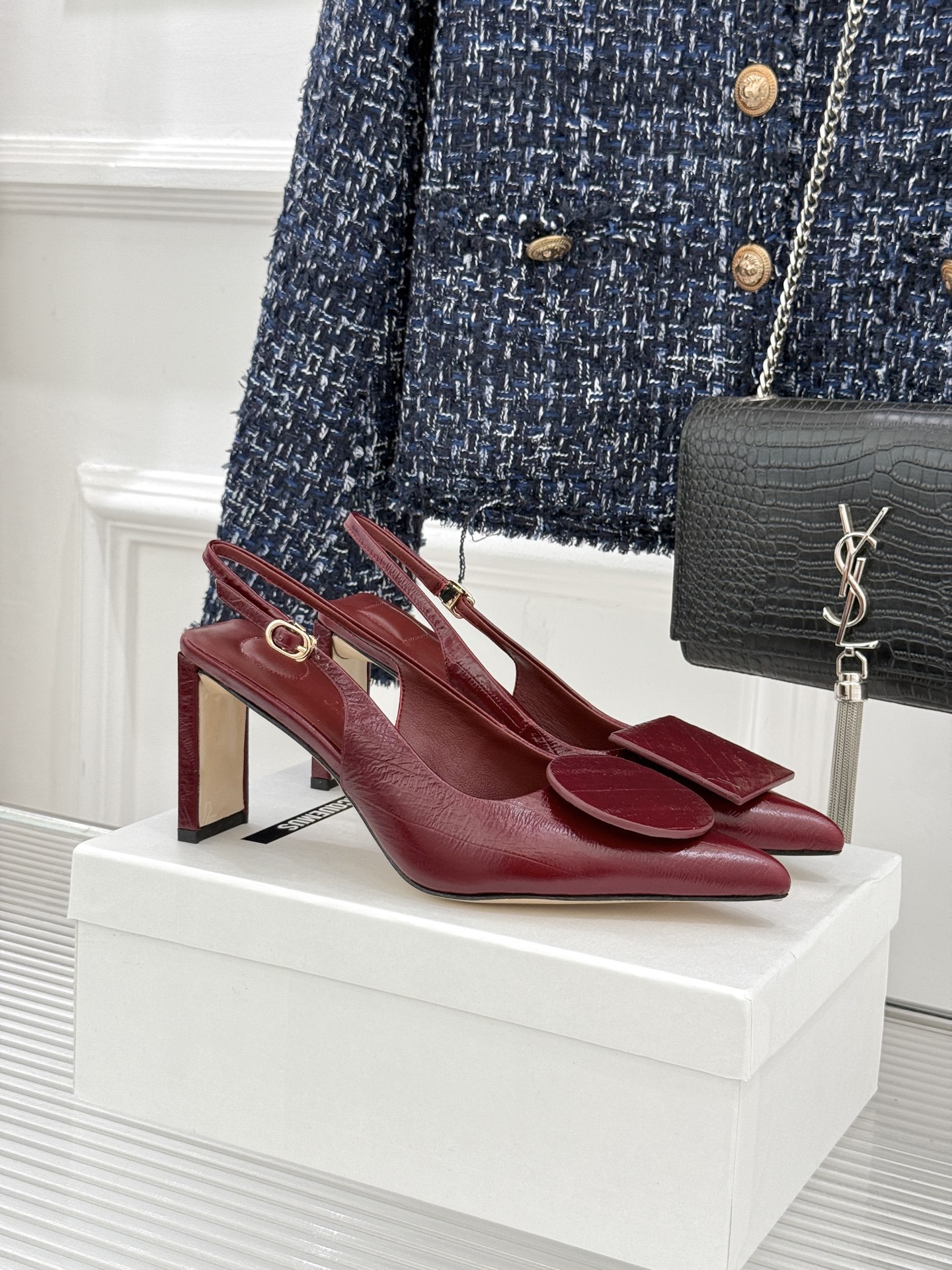 JACQUES经典鸳鸯扣尖头后空粗跟凉鞋以极简不对称鸳鸯扣点亮经典圆扣与方扣碰撞出高级辨识度金属哑光质感