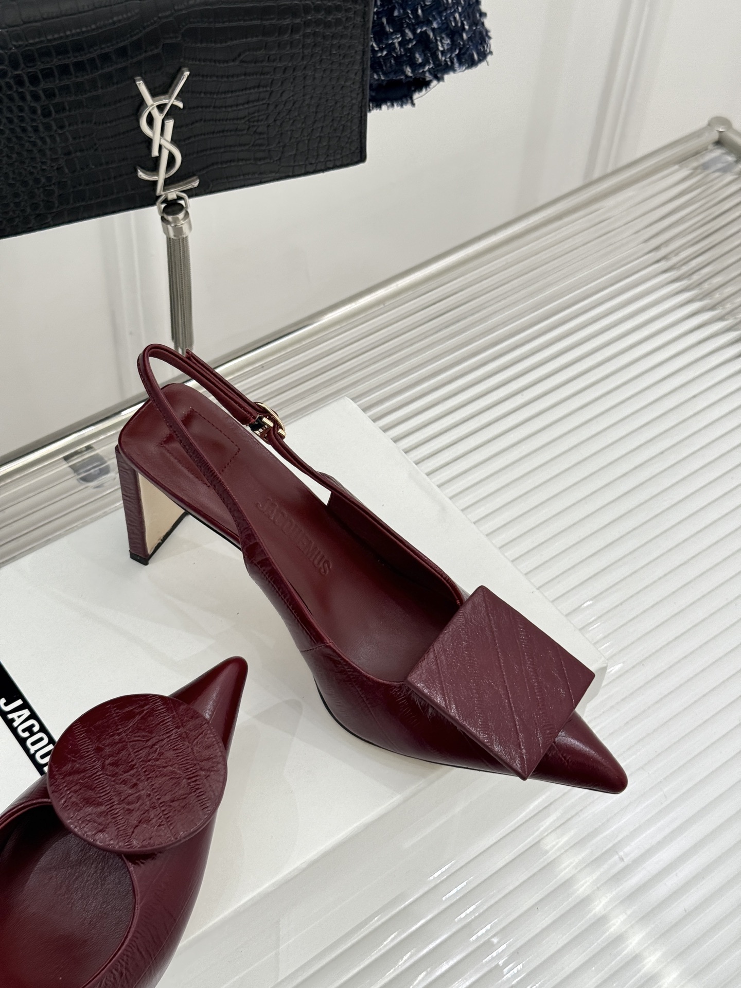 JACQUES经典鸳鸯扣尖头后空粗跟凉鞋以极简不对称鸳鸯扣点亮经典圆扣与方扣碰撞出高级辨识度金属哑光质感