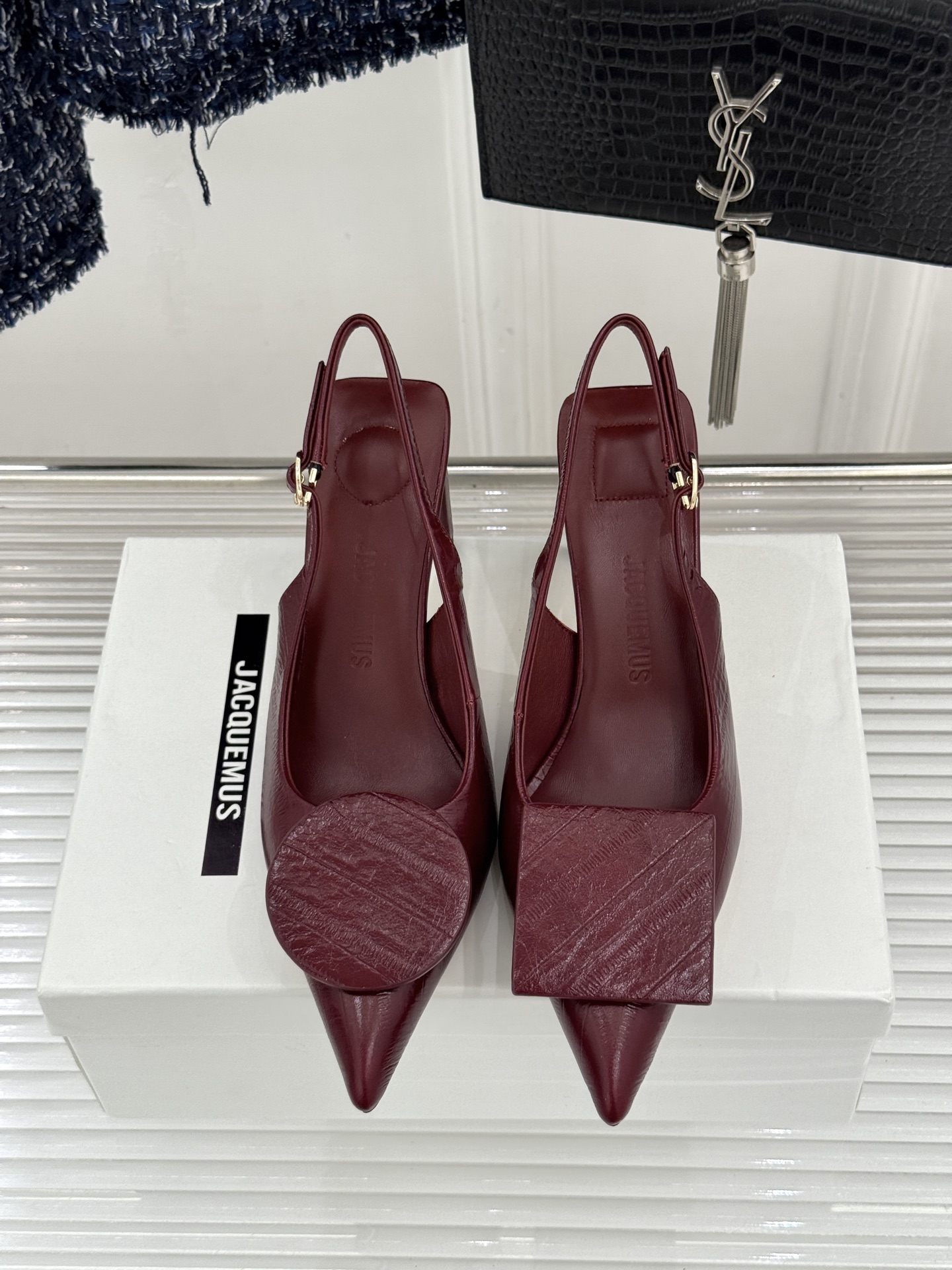 JACQUES经典鸳鸯扣尖头后空粗跟凉鞋以极简不对称鸳鸯扣点亮经典圆扣与方扣碰撞出高级辨识度金属哑光质感