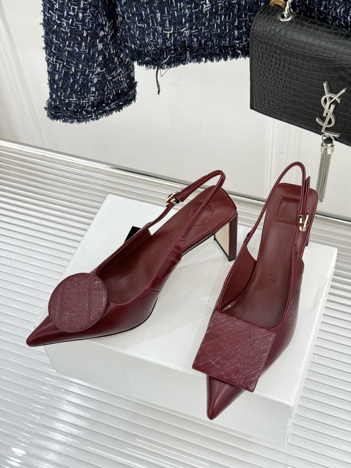 JACQUES经典鸳鸯扣尖头后空粗跟凉鞋以极简不对称鸳鸯扣点亮经典圆扣与方扣碰撞出高级辨识度金属哑光质感