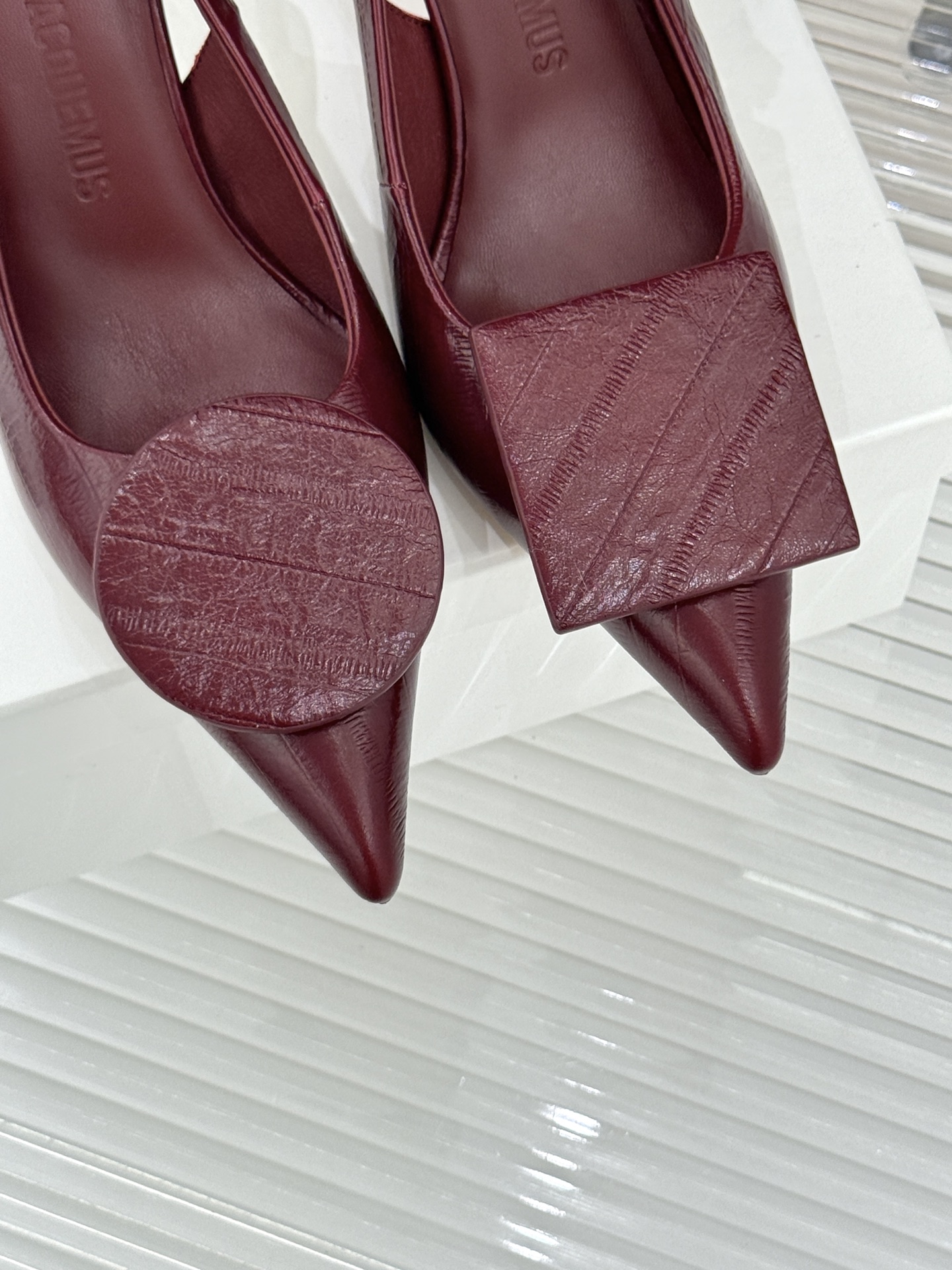 JACQUES经典鸳鸯扣尖头后空粗跟凉鞋以极简不对称鸳鸯扣点亮经典圆扣与方扣碰撞出高级辨识度金属哑光质感