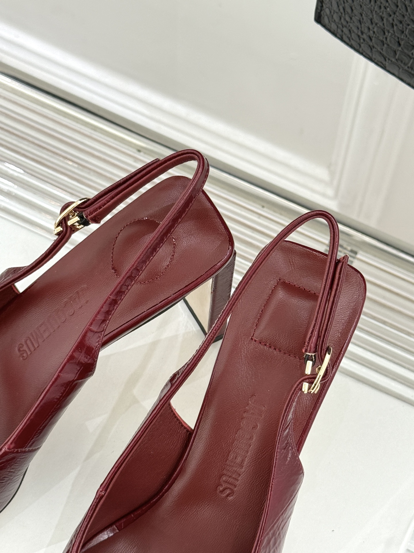 JACQUES经典鸳鸯扣尖头后空粗跟凉鞋以极简不对称鸳鸯扣点亮经典圆扣与方扣碰撞出高级辨识度金属哑光质感