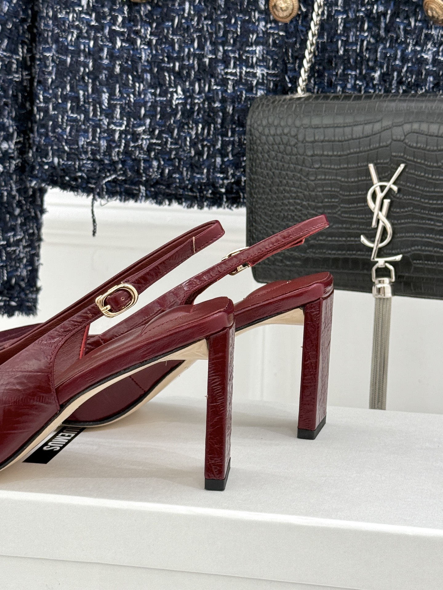 JACQUES经典鸳鸯扣尖头后空粗跟凉鞋以极简不对称鸳鸯扣点亮经典圆扣与方扣碰撞出高级辨识度金属哑光质感