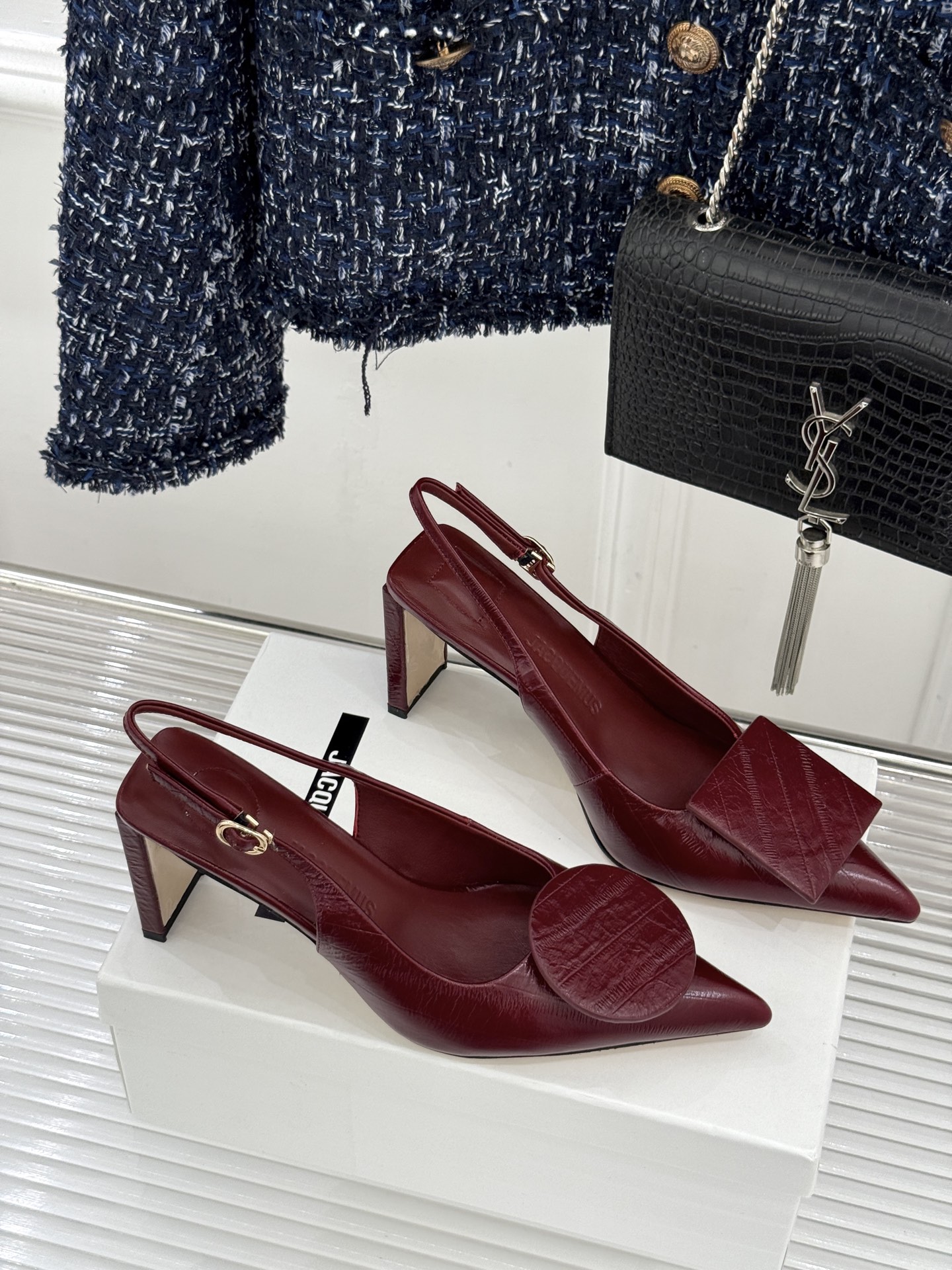 JACQUES经典鸳鸯扣尖头后空粗跟凉鞋以极简不对称鸳鸯扣点亮经典圆扣与方扣碰撞出高级辨识度金属哑光质感