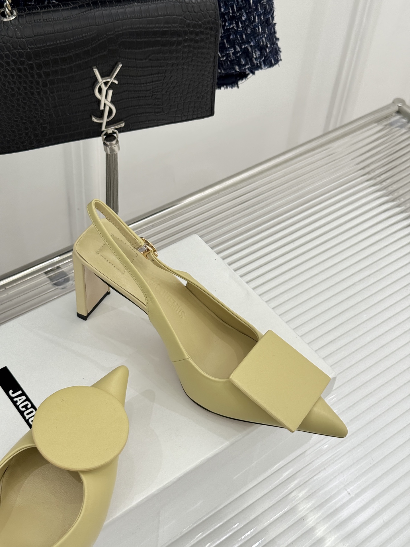 JACQUES经典鸳鸯扣尖头后空粗跟凉鞋以极简不对称鸳鸯扣点亮经典圆扣与方扣碰撞出高级辨识度金属哑光质感