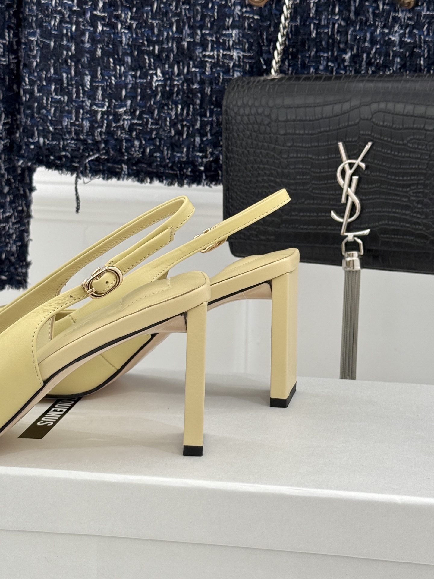 JACQUES经典鸳鸯扣尖头后空粗跟凉鞋以极简不对称鸳鸯扣点亮经典圆扣与方扣碰撞出高级辨识度金属哑光质感