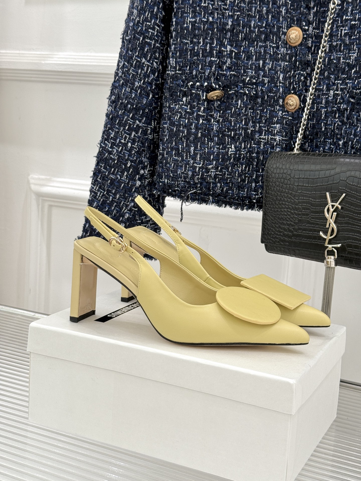 JACQUES经典鸳鸯扣尖头后空粗跟凉鞋以极简不对称鸳鸯扣点亮经典圆扣与方扣碰撞出高级辨识度金属哑光质感