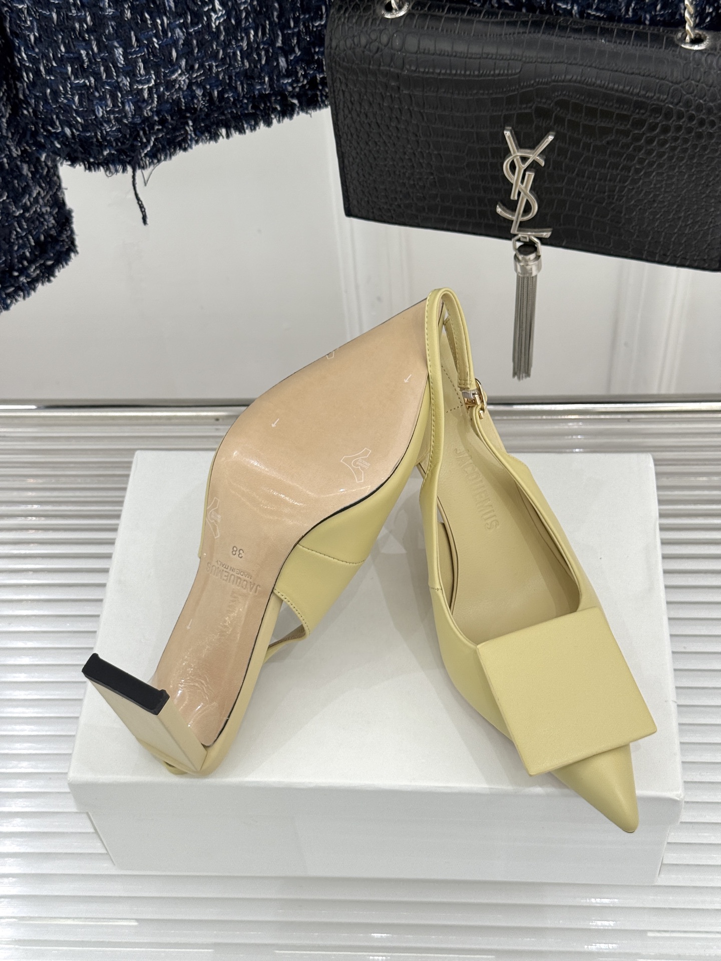 JACQUES经典鸳鸯扣尖头后空粗跟凉鞋以极简不对称鸳鸯扣点亮经典圆扣与方扣碰撞出高级辨识度金属哑光质感