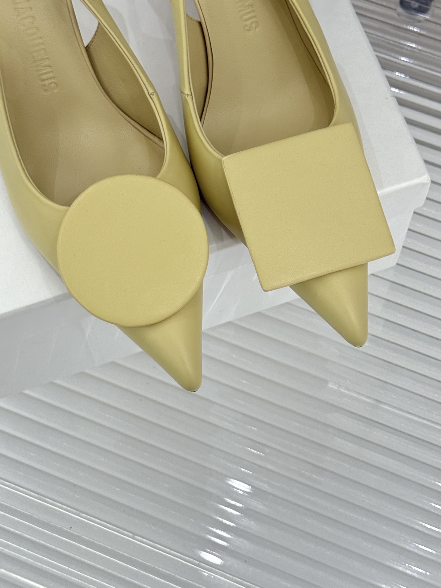 JACQUES经典鸳鸯扣尖头后空粗跟凉鞋以极简不对称鸳鸯扣点亮经典圆扣与方扣碰撞出高级辨识度金属哑光质感