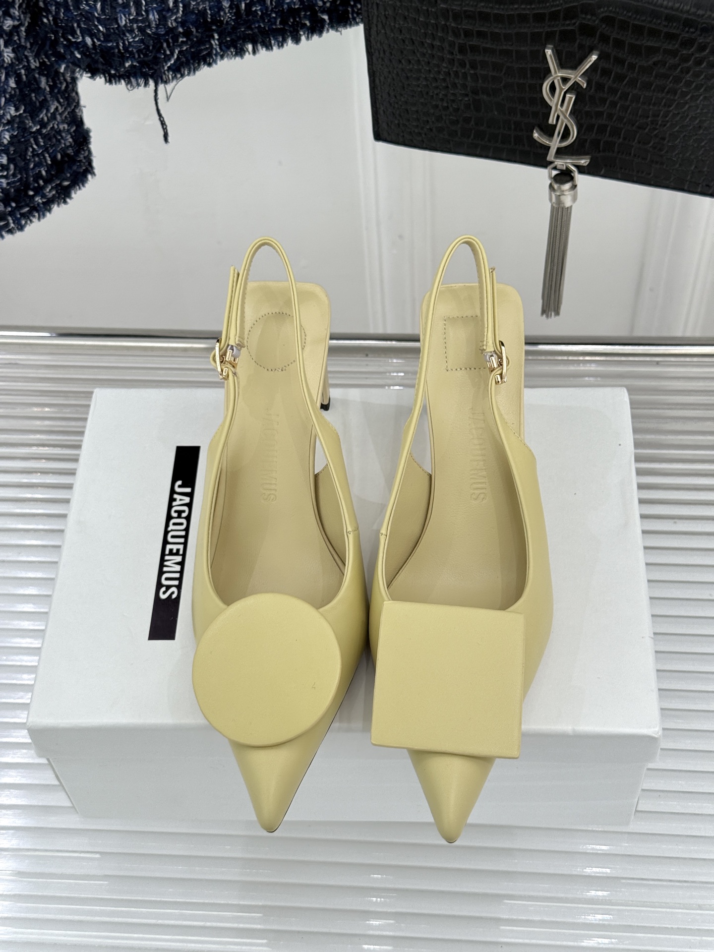 JACQUES经典鸳鸯扣尖头后空粗跟凉鞋以极简不对称鸳鸯扣点亮经典圆扣与方扣碰撞出高级辨识度金属哑光质感