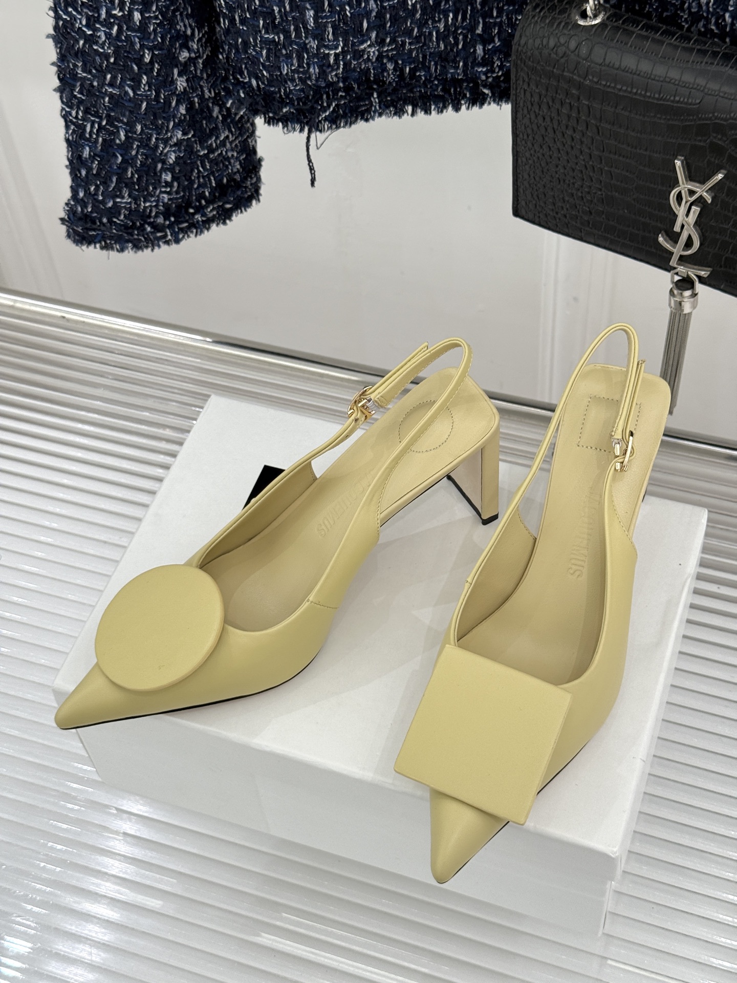 JACQUES经典鸳鸯扣尖头后空粗跟凉鞋以极简不对称鸳鸯扣点亮经典圆扣与方扣碰撞出高级辨识度金属哑光质感