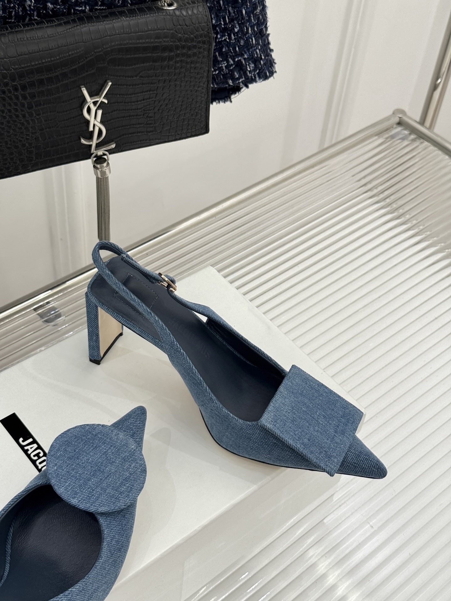 JACQUES经典鸳鸯扣尖头后空粗跟凉鞋以极简不对称鸳鸯扣点亮经典圆扣与方扣碰撞出高级辨识度金属哑光质感