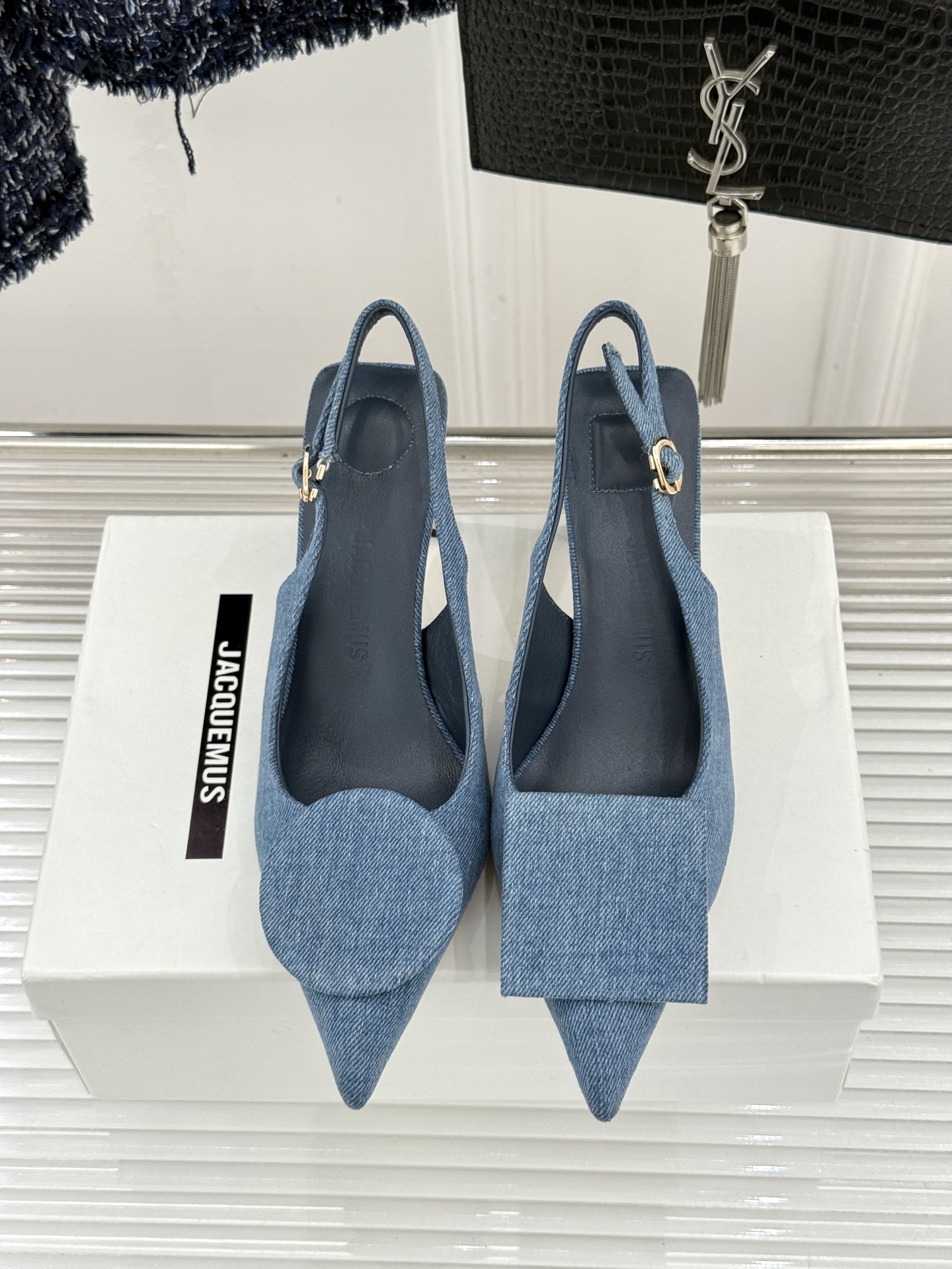 JACQUES经典鸳鸯扣尖头后空粗跟凉鞋以极简不对称鸳鸯扣点亮经典圆扣与方扣碰撞出高级辨识度金属哑光质感