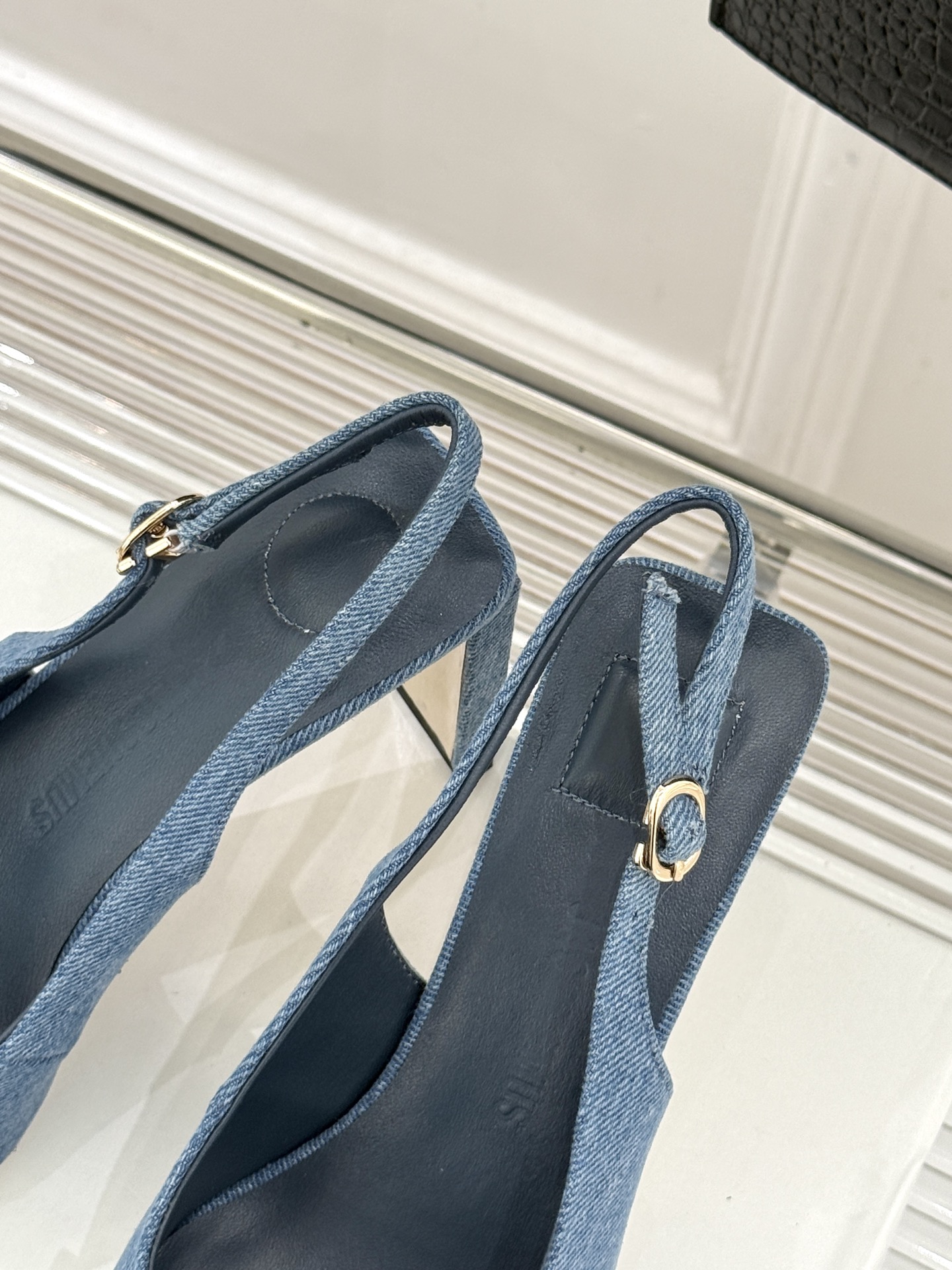 JACQUES经典鸳鸯扣尖头后空粗跟凉鞋以极简不对称鸳鸯扣点亮经典圆扣与方扣碰撞出高级辨识度金属哑光质感