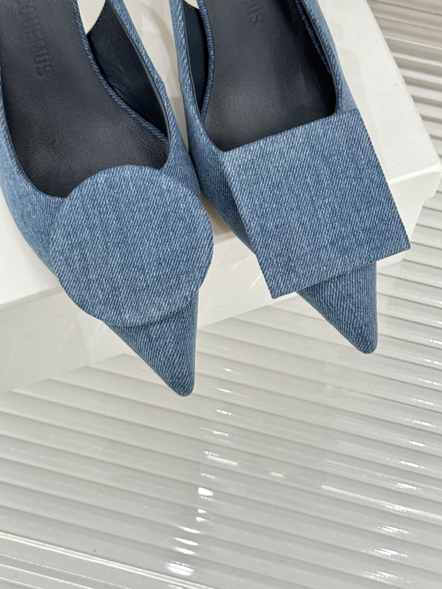 JACQUES经典鸳鸯扣尖头后空粗跟凉鞋以极简不对称鸳鸯扣点亮经典圆扣与方扣碰撞出高级辨识度金属哑光质感