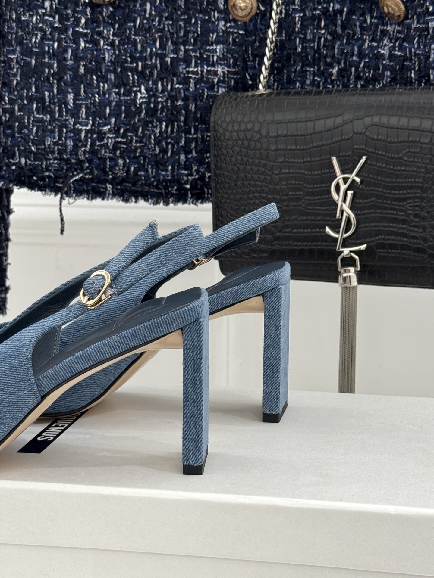 JACQUES经典鸳鸯扣尖头后空粗跟凉鞋以极简不对称鸳鸯扣点亮经典圆扣与方扣碰撞出高级辨识度金属哑光质感