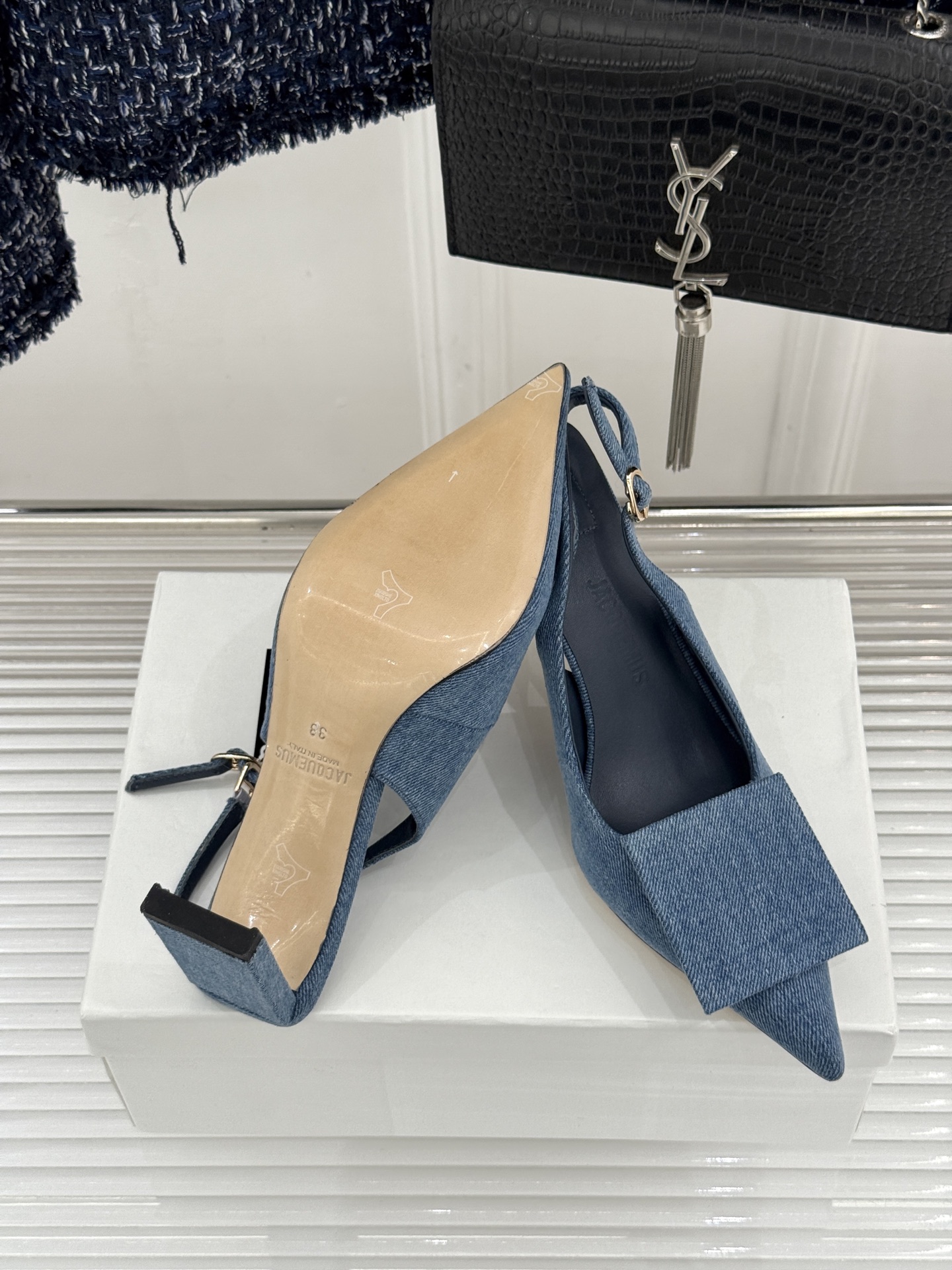 JACQUES经典鸳鸯扣尖头后空粗跟凉鞋以极简不对称鸳鸯扣点亮经典圆扣与方扣碰撞出高级辨识度金属哑光质感