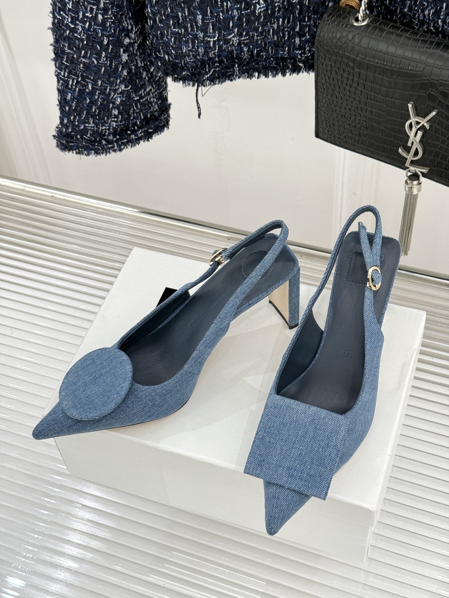 JACQUES经典鸳鸯扣尖头后空粗跟凉鞋以极简不对称鸳鸯扣点亮经典圆扣与方扣碰撞出高级辨识度金属哑光质感