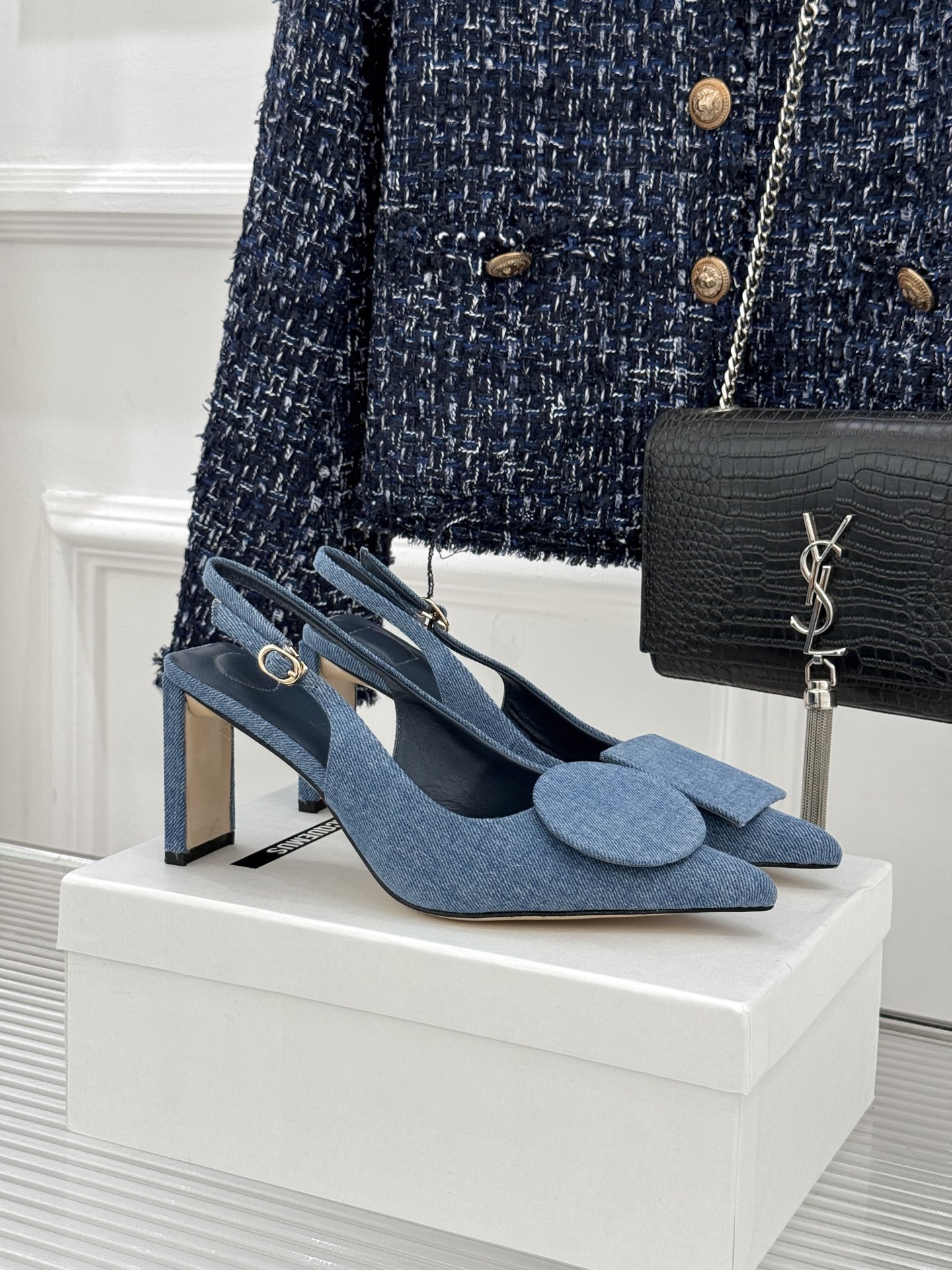 JACQUES经典鸳鸯扣尖头后空粗跟凉鞋以极简不对称鸳鸯扣点亮经典圆扣与方扣碰撞出高级辨识度金属哑光质感