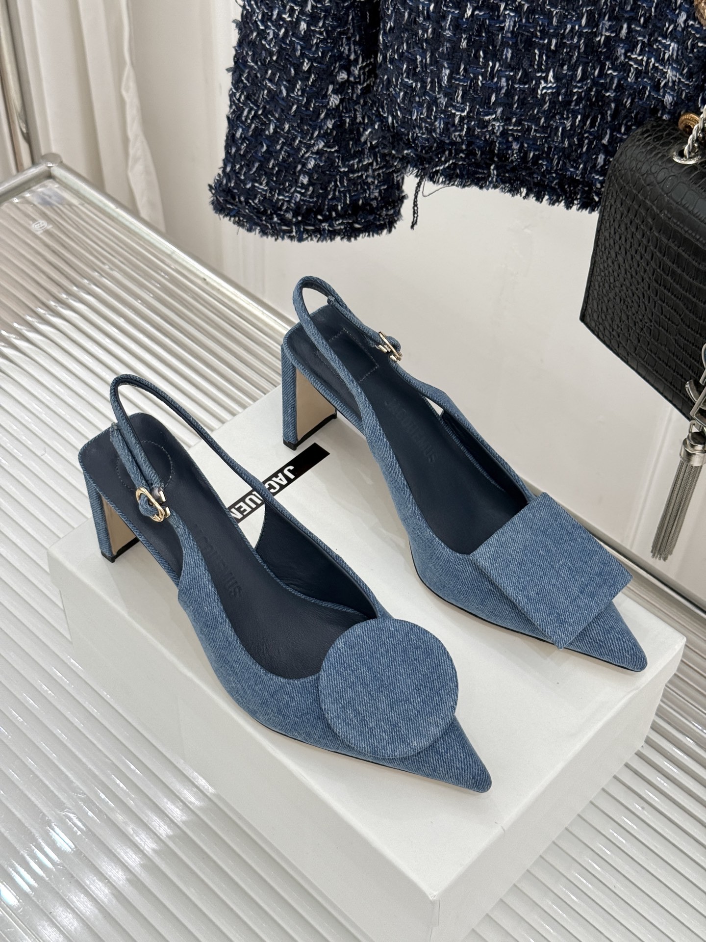 JACQUES经典鸳鸯扣尖头后空粗跟凉鞋以极简不对称鸳鸯扣点亮经典圆扣与方扣碰撞出高级辨识度金属哑光质感