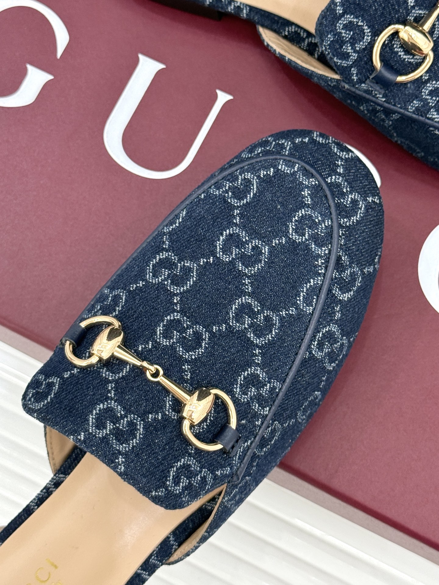 Gucci/古驰经典老花马衔扣穆勒半拖鞋 一脚蹬的自在 被G家马衔扣半拖轻松拿捏。标志性马衔扣搭配老花G