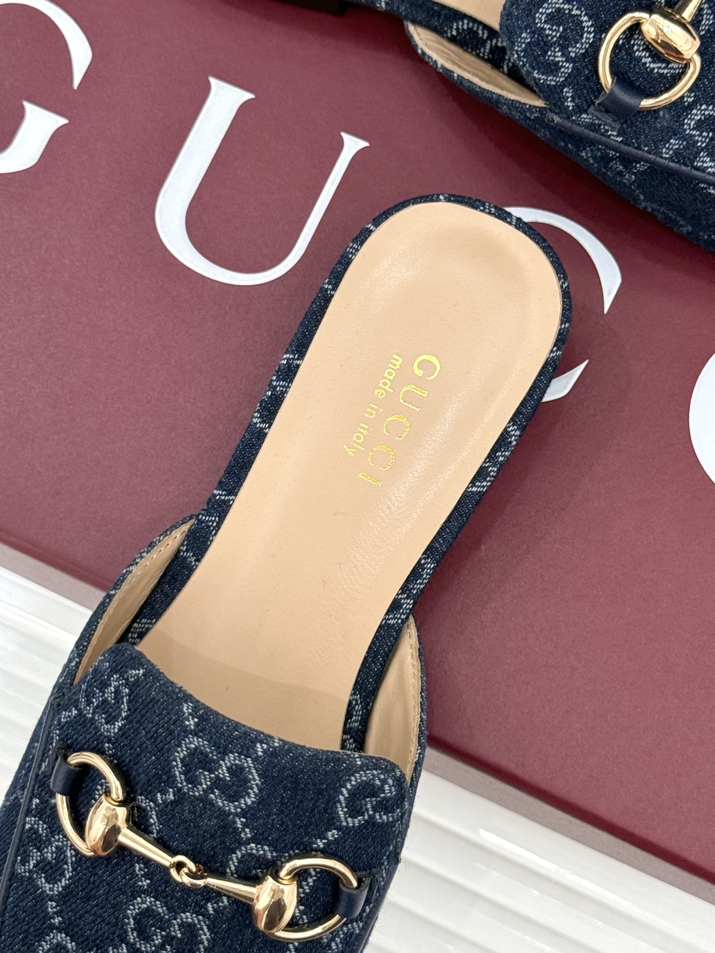 Gucci/古驰经典老花马衔扣穆勒半拖鞋 一脚蹬的自在 被G家马衔扣半拖轻松拿捏。标志性马衔扣搭配老花G