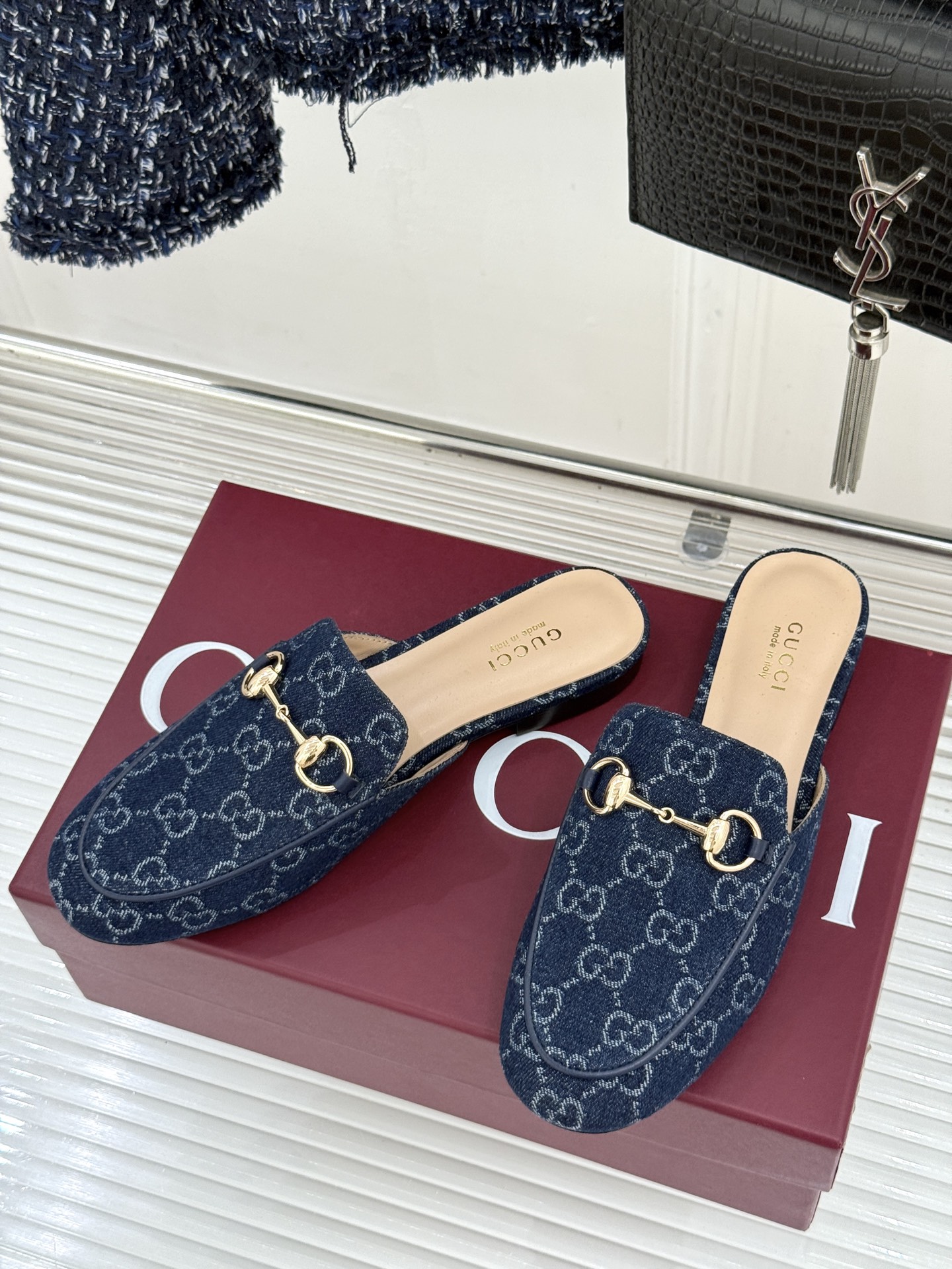 Gucci/古驰经典老花马衔扣穆勒半拖鞋 一脚蹬的自在 被G家马衔扣半拖轻松拿捏。标志性马衔扣搭配老花G