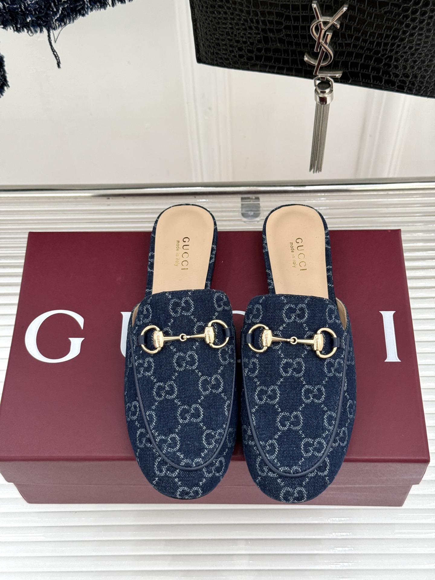 Gucci/古驰经典老花马衔扣穆勒半拖鞋 一脚蹬的自在 被G家马衔扣半拖轻松拿捏。标志性马衔扣搭配老花G