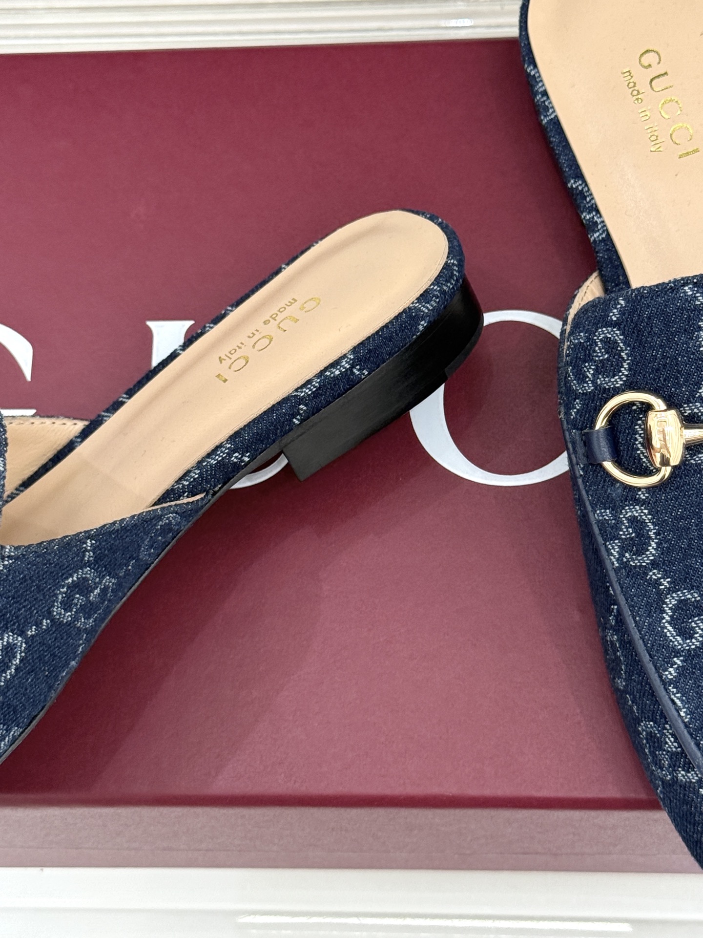 Gucci/古驰经典老花马衔扣穆勒半拖鞋 一脚蹬的自在 被G家马衔扣半拖轻松拿捏。标志性马衔扣搭配老花G