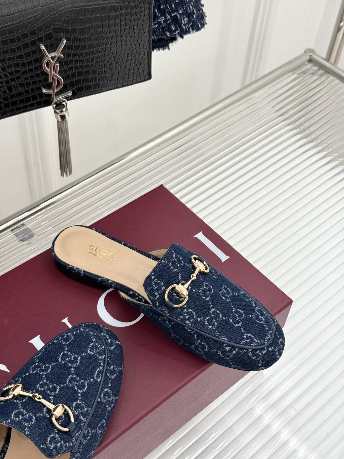 Gucci/古驰经典老花马衔扣穆勒半拖鞋 一脚蹬的自在 被G家马衔扣半拖轻松拿捏。标志性马衔扣搭配老花G