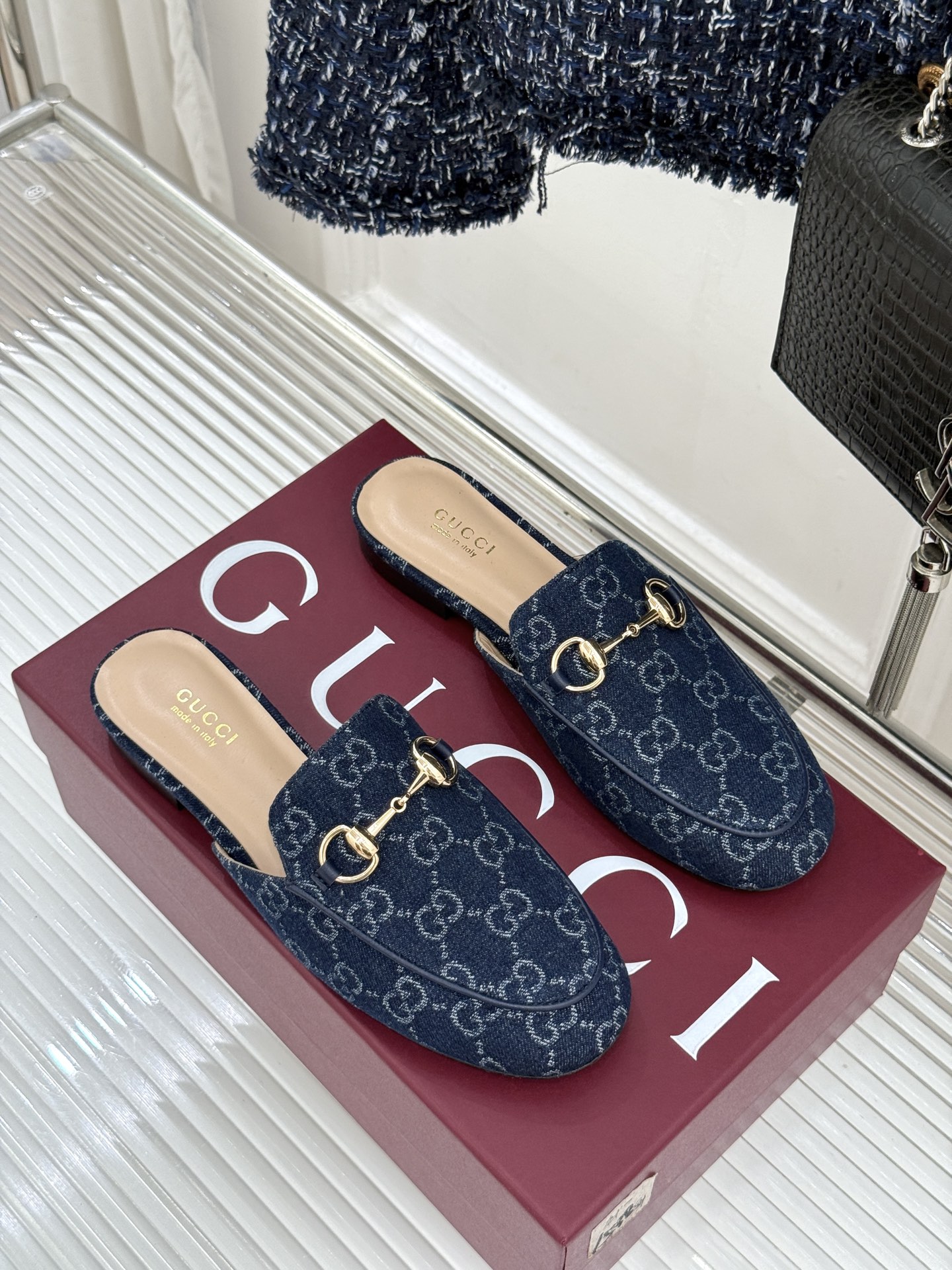 Gucci/古驰经典老花马衔扣穆勒半拖鞋 一脚蹬的自在 被G家马衔扣半拖轻松拿捏。标志性马衔扣搭配老花G