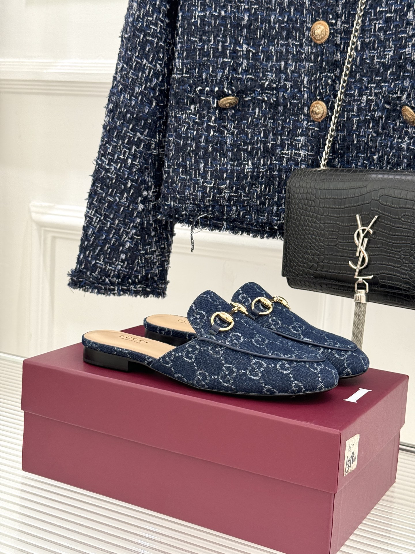 Gucci/古驰经典老花马衔扣穆勒半拖鞋 一脚蹬的自在 被G家马衔扣半拖轻松拿捏。标志性马衔扣搭配老花G