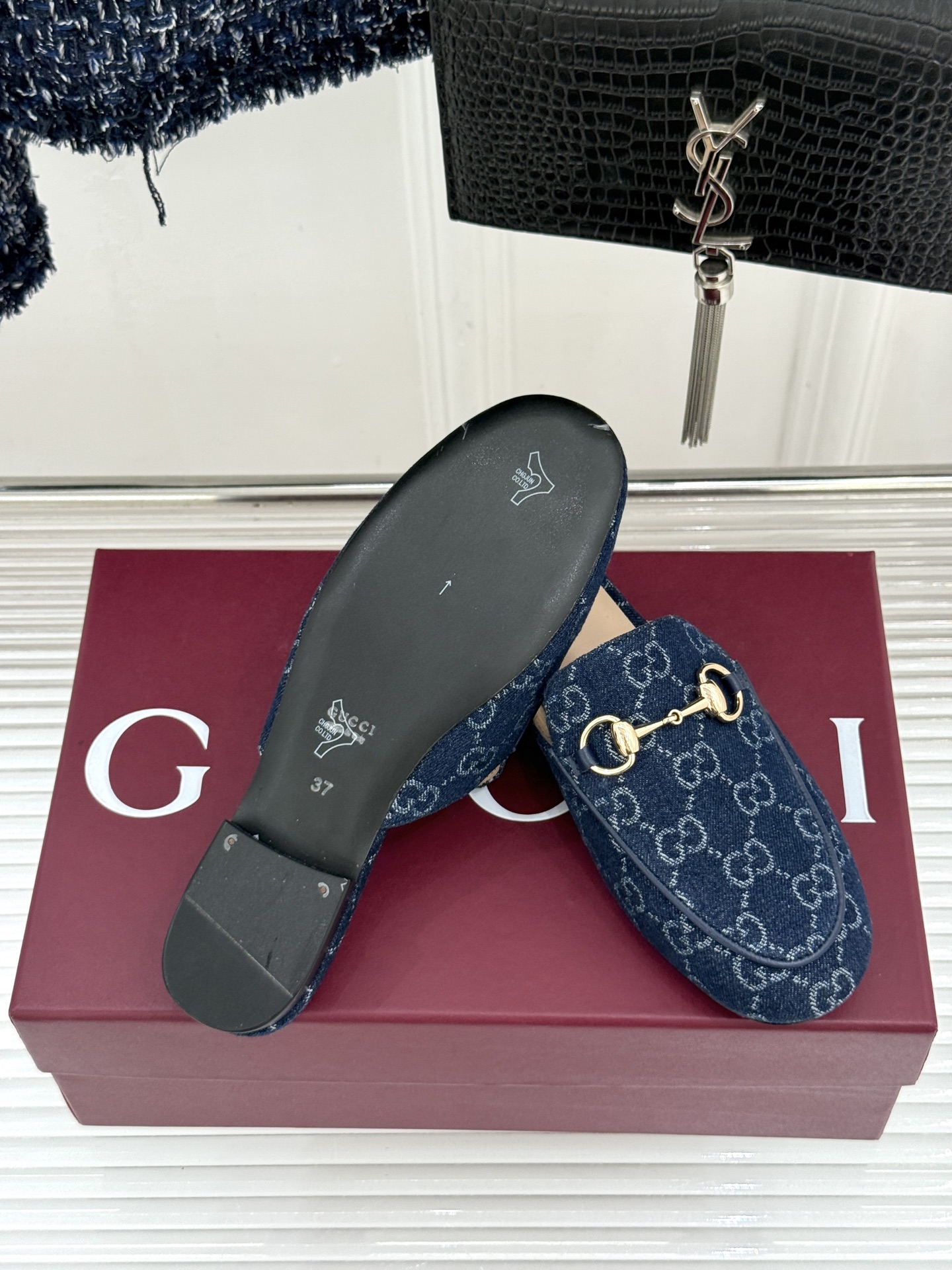 Gucci/古驰经典老花马衔扣穆勒半拖鞋 一脚蹬的自在 被G家马衔扣半拖轻松拿捏。标志性马衔扣搭配老花G