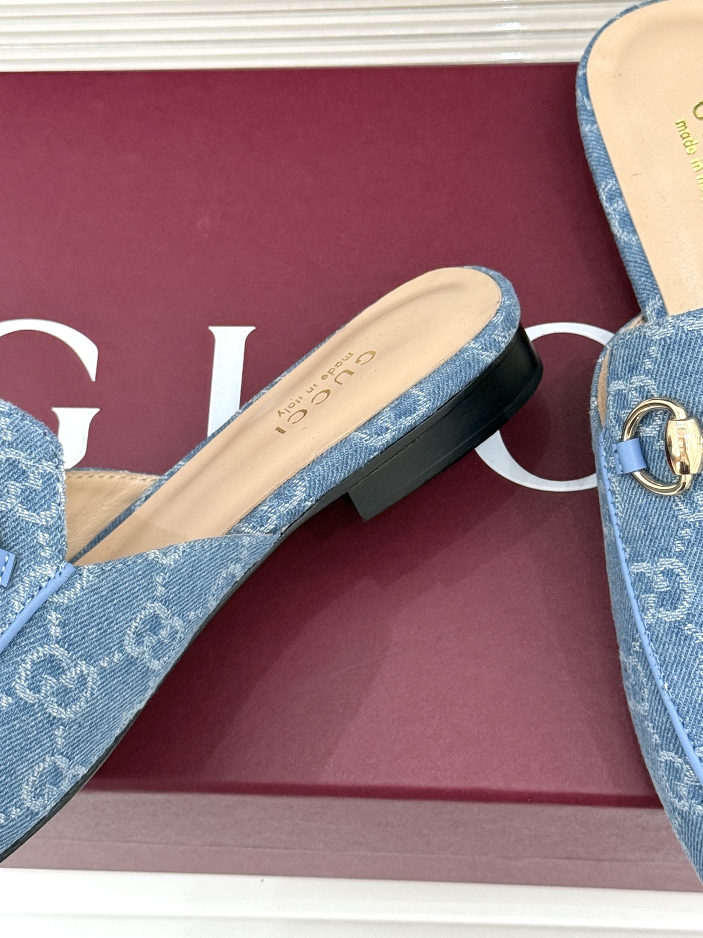 Gucci/古驰经典老花马衔扣穆勒半拖鞋 一脚蹬的自在 被G家马衔扣半拖轻松拿捏。标志性马衔扣搭配老花G