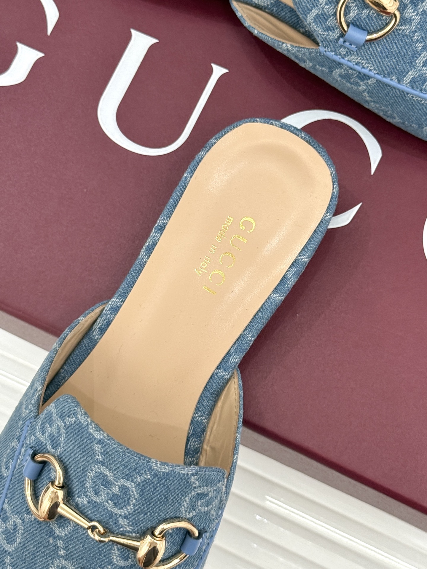 Gucci/古驰经典老花马衔扣穆勒半拖鞋 一脚蹬的自在 被G家马衔扣半拖轻松拿捏。标志性马衔扣搭配老花G