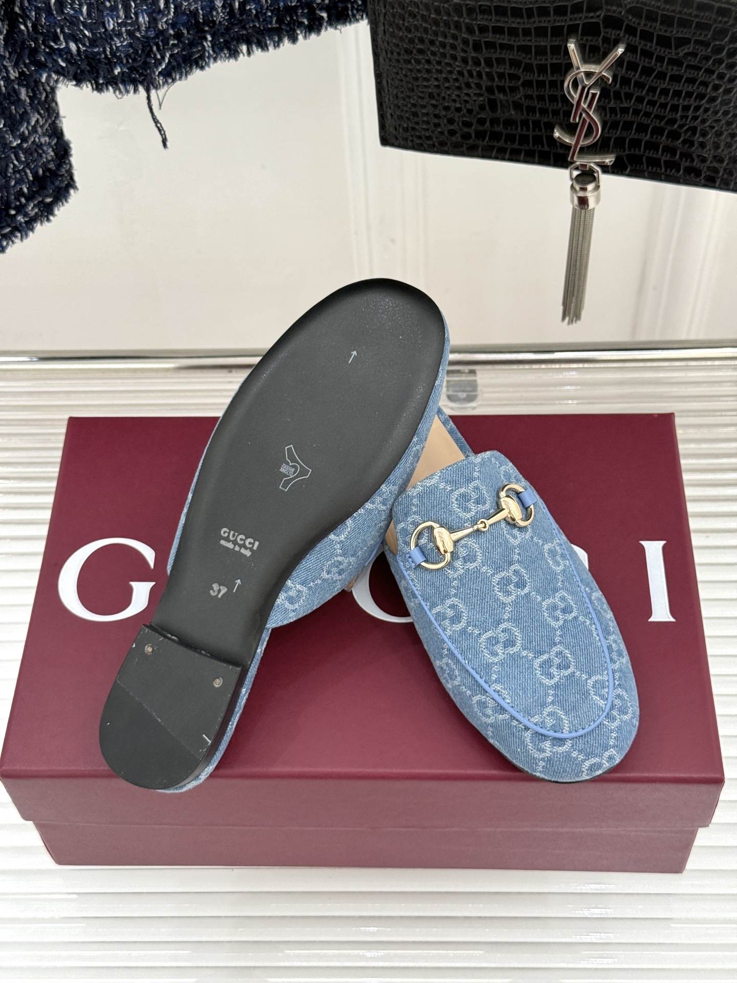 Gucci/古驰经典老花马衔扣穆勒半拖鞋 一脚蹬的自在 被G家马衔扣半拖轻松拿捏。标志性马衔扣搭配老花G