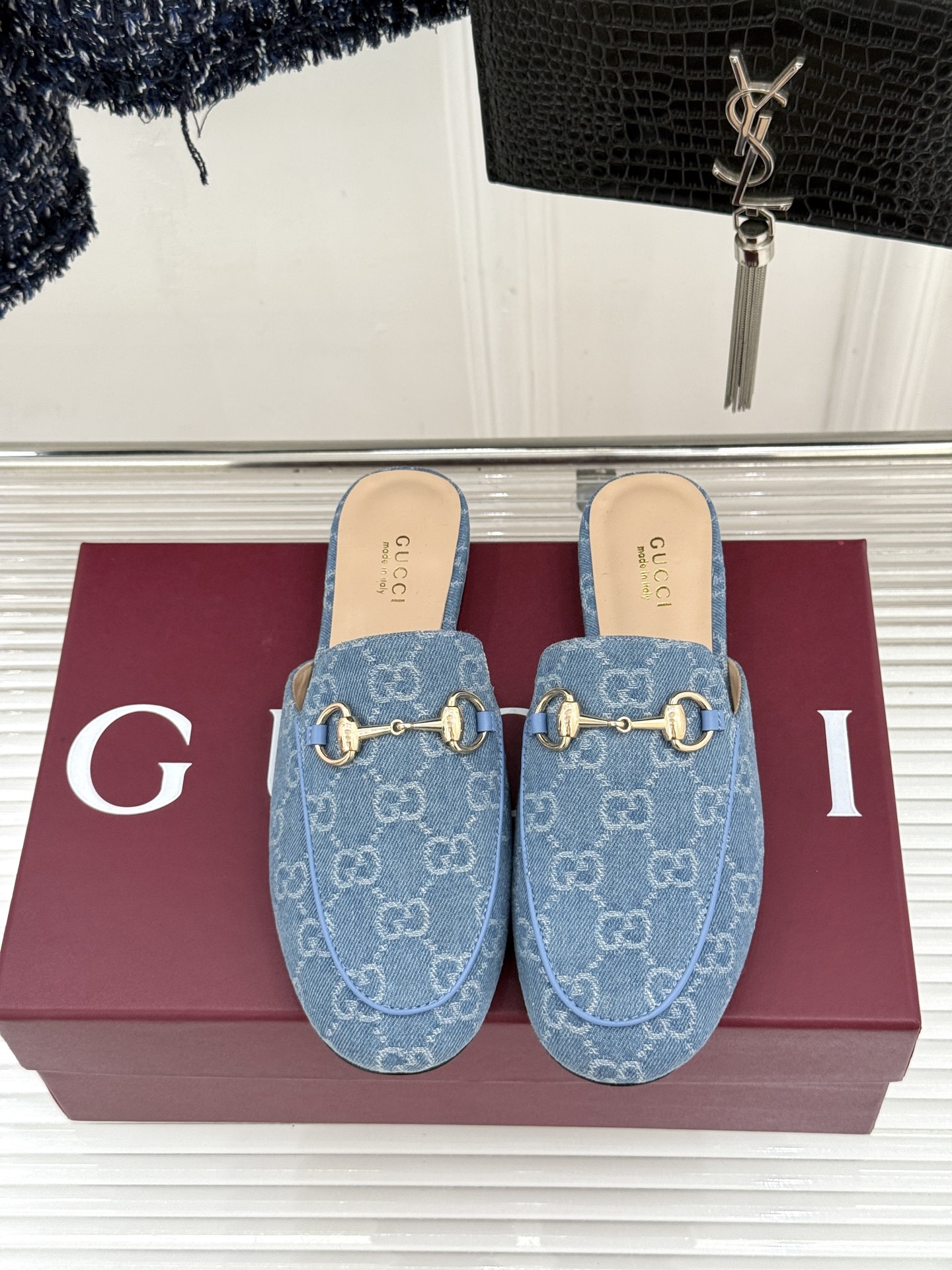 Gucci/古驰经典老花马衔扣穆勒半拖鞋 一脚蹬的自在 被G家马衔扣半拖轻松拿捏。标志性马衔扣搭配老花G