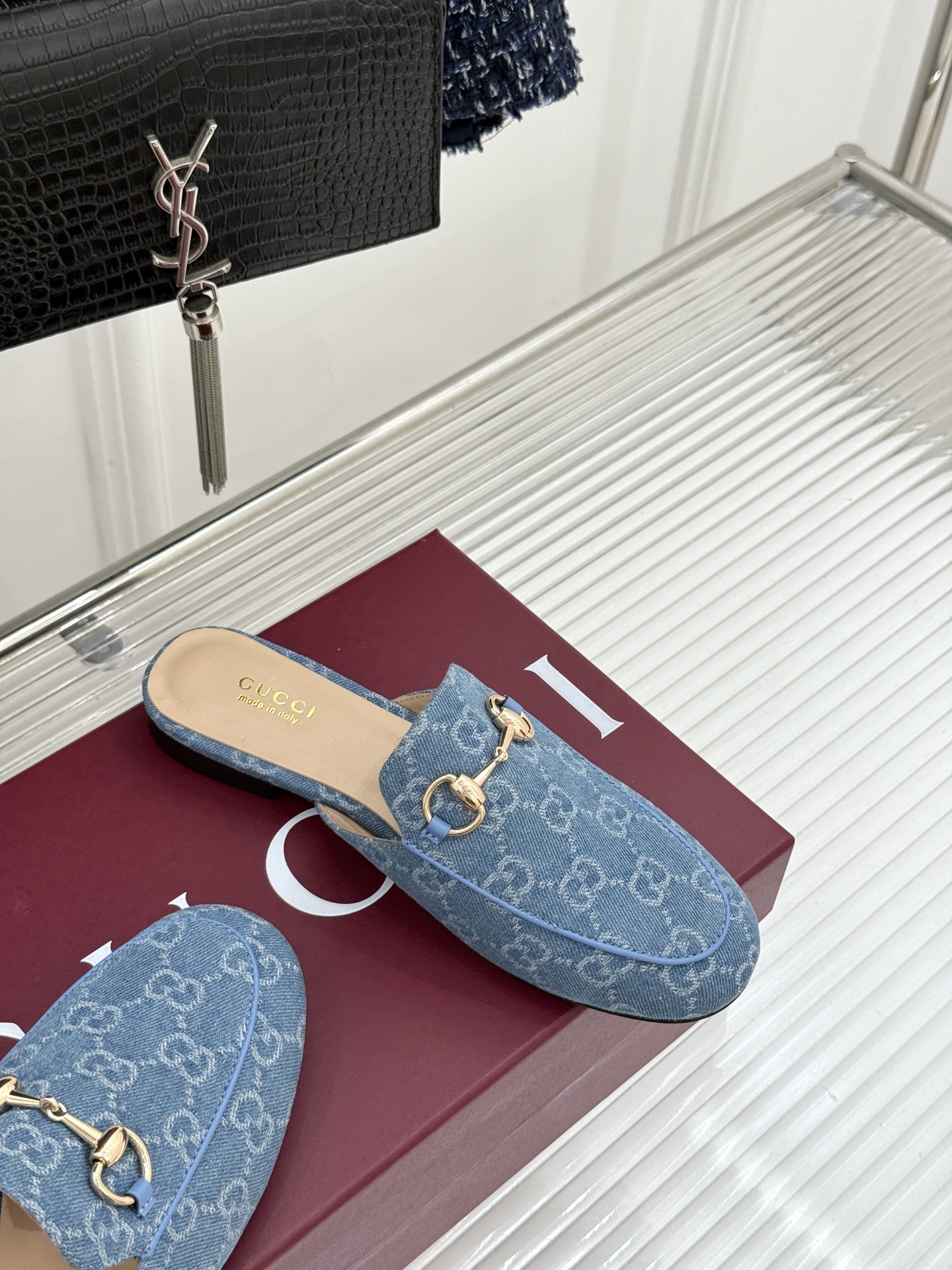 Gucci/古驰经典老花马衔扣穆勒半拖鞋 一脚蹬的自在 被G家马衔扣半拖轻松拿捏。标志性马衔扣搭配老花G